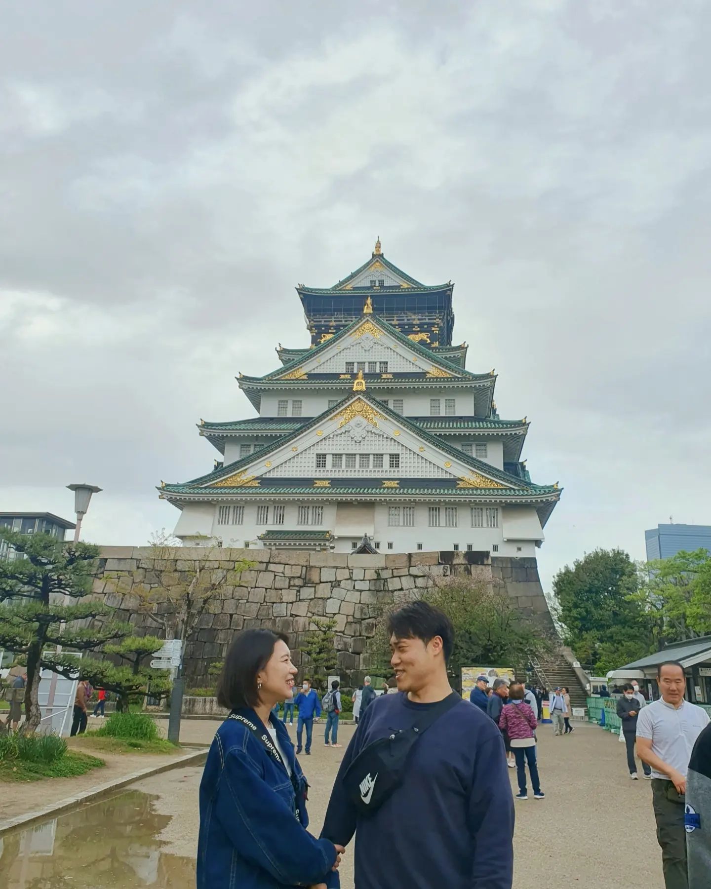 ✈️오사카 여행 1일차

1.제일 오고싶다던 오사카성인데 나땜에 천수각 입장못해서 
투덜대는 칭얼이
2. 오사카와서 먹은 첫식사, 돌에 구워먹는 함박스테끼
3. 다들 찍는 글리코상과 함께
4. 도톤보리 크루즈. 인사 왜케 계속 시키는겨
5. 뉴스에서 보던 풍경
6. 길거리에서 줄서서 사먹은 만두쓰
7. 유명하다던 어묵탕집 주점 웨이팅
8. 어묵탕과 이것저것 저녁
9. 갑자기 유튜브짤

첫째날부터 휴족시간 붙이고 힘들쓰🥲
그래더 타이밍이 딱딱 잘맞아서
순조로왔던 D+1

#오사카여행 #일본여행중 #오사카성 #도톤보리