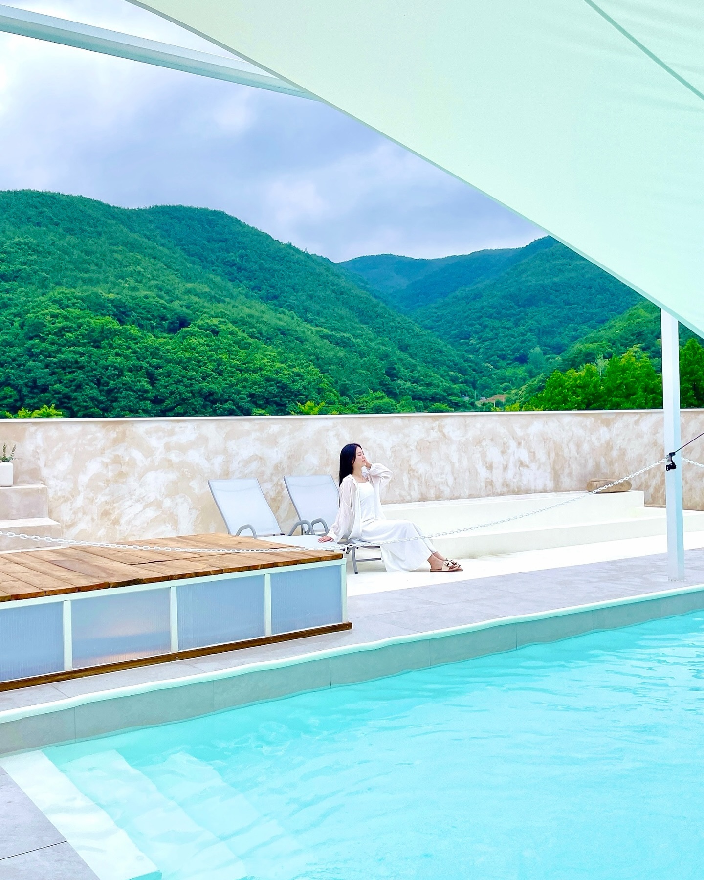 동남아st 초신상 펜션
밀양 제이코코🏝️🤍

12M길이의 미온수풀을
사계절 내내 즐길 수 있는

10만원대 가성비 펜션이에요✨

밀양댐과 울창한 숲에 둘러 쌓여있어
모든 곳이 포토존이라구요🌵

맑은 공기 마시며 수영하고 힐링할 사람!
밀양 제이코코 추천🫶🏻

——————————————————————

🏨제이코코 펜션 ( jcoco_jcoco )
📍경남 밀양시 단장면 고례리 1609-1 제이코코
📍0507-1388-4645
📍체크인 : 11:00 / 체크아웃 15:00
✔️미온수풀, 튜브 O, 바베큐장, 전기그릴(2만원)

——————————————————————

#제이코코 #밀양여행 #가족여행 #커플여행 #밀양댐 #밀양펜션 #밀양펜션추천 #밀양숙소 #밀양수영장펜션 #밀양여행숙소 #여행숙소추천