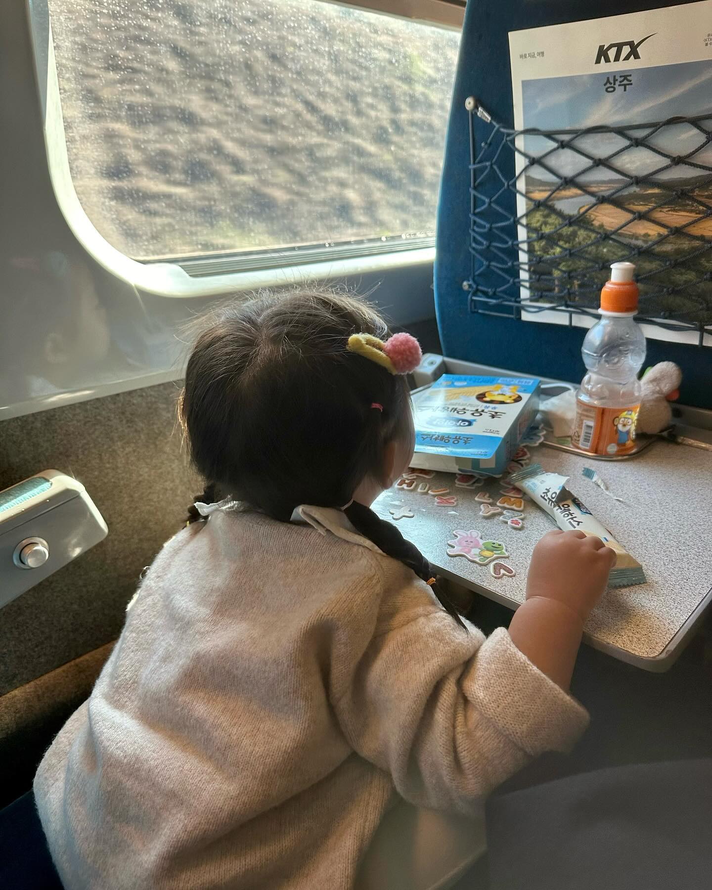 하유니랑 둘이서 첫 기차여행🚅🤍 추워지기전에 후다닥 다녀오려고 급하게 계획해서 갔는데 정말 하~나도 안춥고 온통 크리스마스 분위기라 더 좋고🎄🎅🏻!!!
짐 들고 하유니들고 온 몸이 아프지만 넘 재밌어서 또 가고 싶다는 생각뿐💛 도와쥬는 이모 없었으면 애미는 쓰러졌을지도🤭