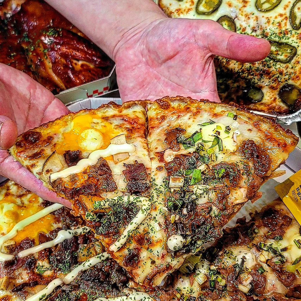 치즈누룽지로 빵끝까지 맛있는 안암동 피자맛집 #협찬

고려대학생 여러분!
안암동주민 여러분!
#피자인사이드 강추합니다😃

시그니쳐피자로 이름만으로도 이미 군침도는 
#대파크림치즈불고기 넘흐 제스탈이에요!
네가지 치즈가 무겁게 올려진 #콰트로치즈스테이크 
치즈풍미로 입안가득 행복합니다!!
이두가지를 반반으로 주문했는데 피자 전체적으로 
아낌없이 푸짐하게 올려진 토핑이 너무 맛있고
짜지않고 풍미좋은 피자소스가 매력적이에요!

매일 만드신다는 쫄깃한 수제 도우도 두껍지 않아
먹는동안 질릴틈이 없더라구요🤤
빵끝을 치즈누룽지로 선택하니 바삭하고 어찌나 고소고소한지👍
피자 빵끝까지 맛있게 먹을수 있는 찐맛집이에요.
물론 일반 손잡이 있는 도우로 선택도 가능해요.

피자종류도 다양해서 여러가지 맛볼수 있는
반반피자나 쿼터피자로 주문도 가능하구요.
스파게티나 훈제치킨 등~사이드메뉴도 다양해요.
할인혜택도 많으니 놓치지마세요^^

🏷방문포장시 할인혜택.
🏷요일별 피자할인혜택.
🏷네이버 리뷰작성시 치즈오븐스파게티.

📍피자인사이드 성북점 : 서울 성북구 안암동2가 94-1
🪧영업시간 : 11:00~02:00
🪧전화 : 02-6949-5532

#피자인사이드성북점 #피자맛집
#성북구피자맛집 #성북구피자 #안암동피자
#안암동피자맛집 #고대피자맛집
#성북구맛집 #안암동맛집 #고려대맛집