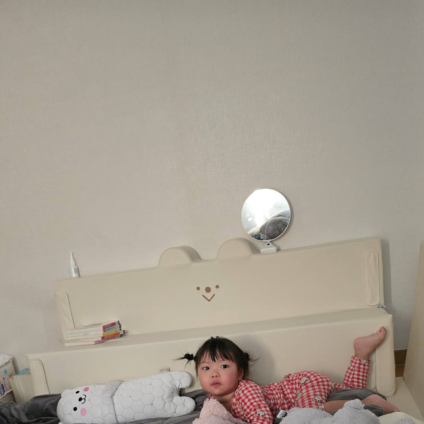 #무료제공 #협찬 

범퍼침대로 잘 활용하다가 
또 가만히 있지 못하는 병에 
걸린 엄마가 배치변경시도 ㅎ

제발 쉬면 좋을텐데 이렇게 한시도 
가만히 있지 못함..

일단 범퍼쓰면서도 너무 좋았지만 가로 본능으로 자다가
날 호출하면 웅크리고 자야하는 대참사때매
바꿔본 구조

생각보다 너무 대만족스럽습니다

일단 저 쇼파덕에 채원이 안굴러가고
난 가로든 세로든 너무 편하게 자고
넓고 답답하지 않는 공간으로 배치완료

채원이는 까꿍공간 생기고 
쇼파에 앉아서 책도 읽고
진짜 만족스러움👍

#알집매트 #패밀리범퍼침대 #특허받은알집구조 #국민매트 #범퍼침대 #아기침대 #유아침대 #유아매트 #아기매트 #아기쇼파 #아기방꾸미기 #아기가있는집