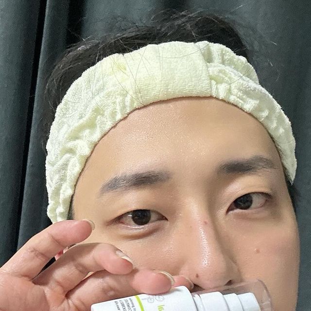  쏠룩 on Instagram: "#광고

👉유리프 앰플 요약!
- 레티놀보다 한 단계 업그레이드된 레티날이 함유.
- 일반 레티놀 앰플 대비 2배가랑의 1000iu/g의 고함량 레티날 함유.

📌민감한 피부라서 저자극 기초 화장품을 선호하는 편인데 이번 유리프 앰플은 저자극 및 민감성 테스트까지 완료하여 안심할 수 있는 제품이에요.

그리고 안티에이징을 위한 필수 조건을 모두 갖춘 고함량 레티날 앰플이랍니다👐

안티에이징을 위한 최적의 성분을 배합하여 부스팅 한 고함량 레티날 앰플이기에 주름 개선, 피부결 및 피부톤 개선등에 효과적이더라구요😁

게다가 콜라겐 합성과 모공 면적 개선에도 효과가 있어 남녀 모두 사용하기 좋은 앰플이에요:)

1. 유리프 시카 레티날 앰플

#유리프 #시카레티날앰플 #앰플추천"