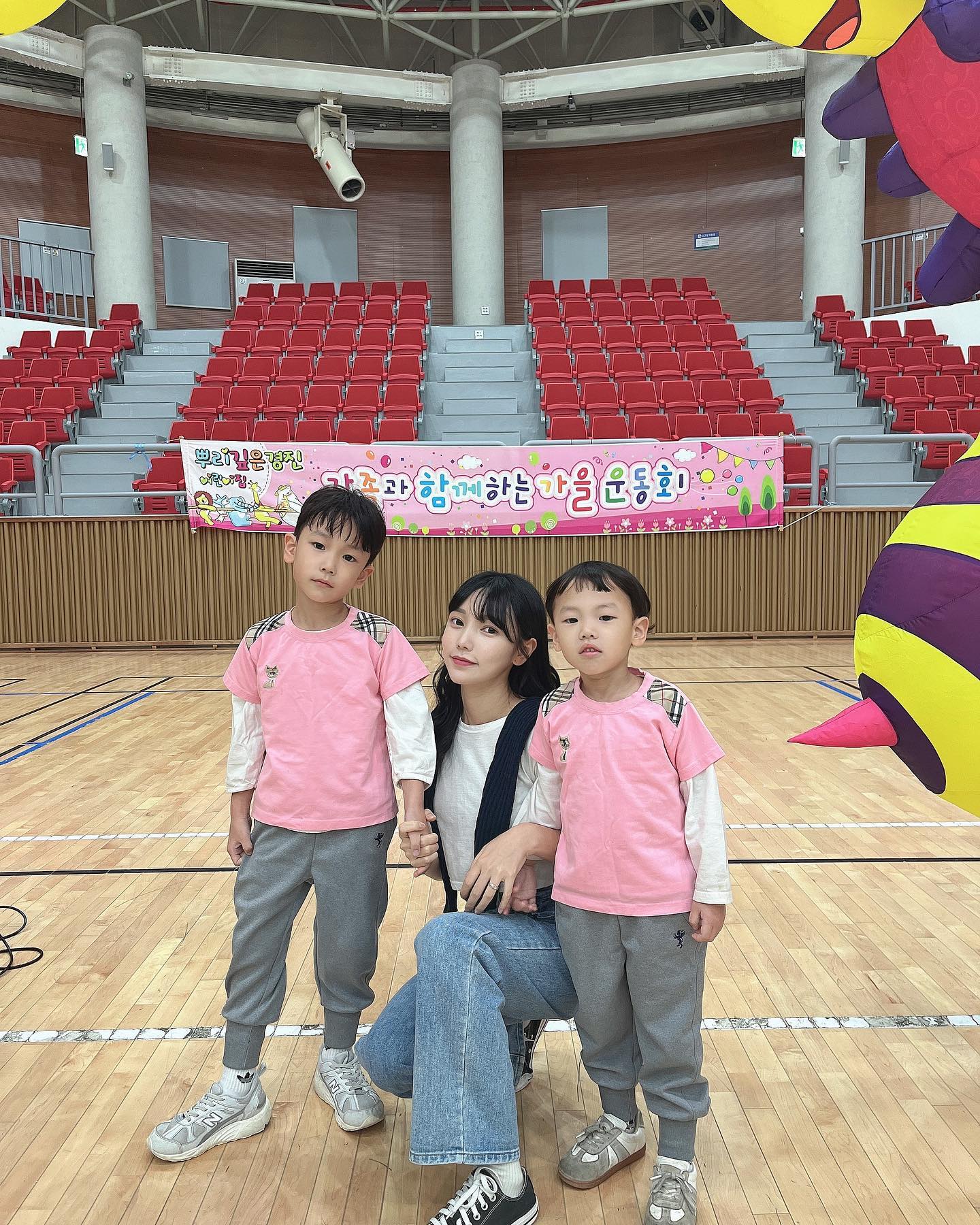 ⠀
⠀
얼집 운동회에 애들 보다 더 신난 엄마빠,,ㅋ
글두 1등해서 좋아하는 우주우진이 덕에
엄마빠 뿌듯 !!🙌🏻💗
⠀