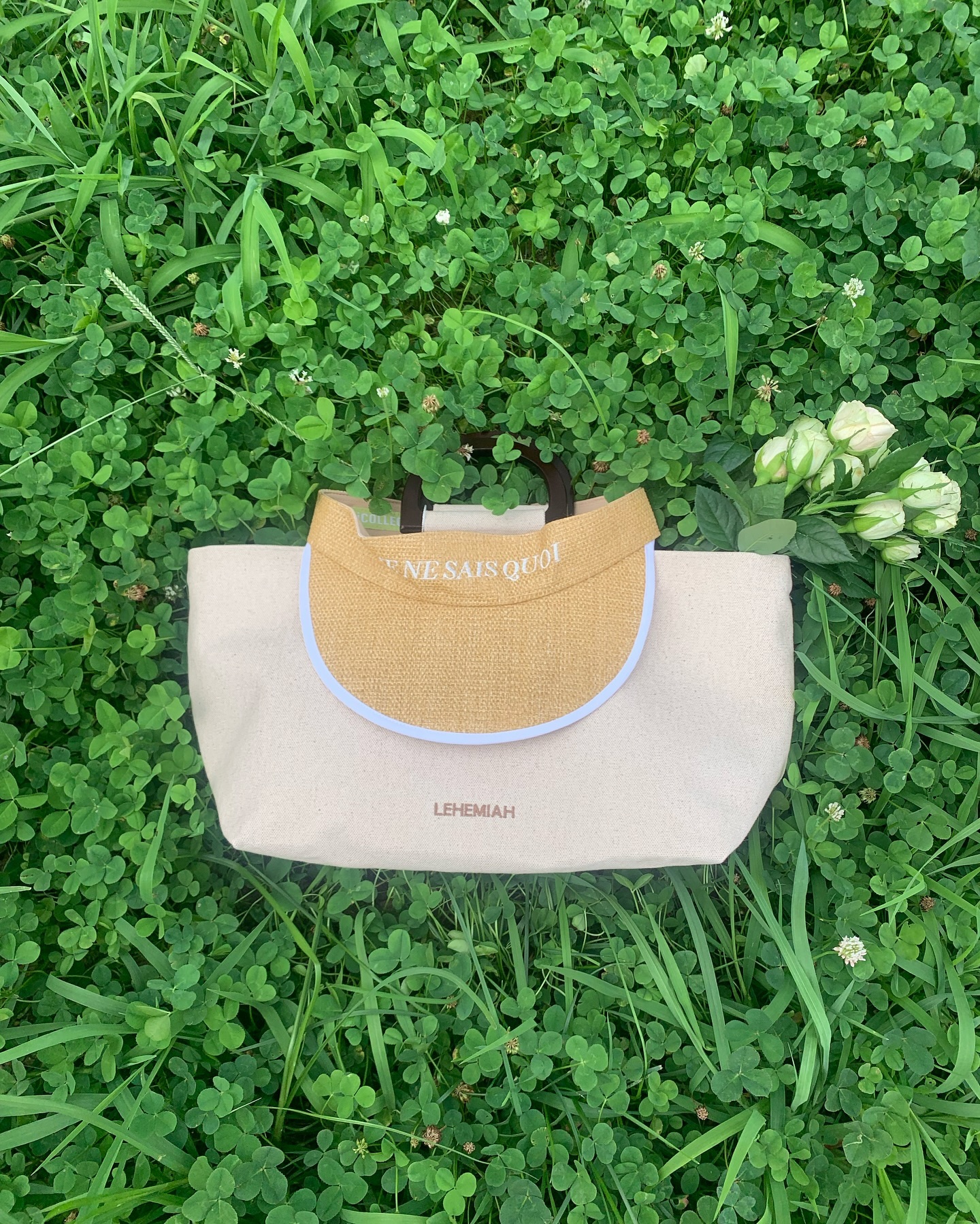 #gift ☕️🐚🧳
어디론가 훌쩍 떠나버리고 싶게 만드는 lehemiah_official 
내부 수납력 대박이구 파우치처럼 닫아버릴 수도 있어서 
올 여름 내내 들구 오동이 태어나면 
기저귀가방으로 써도 찰떡이겠다 싶은,,🫧
이름도 어쩜 카푸치노그란데냐구ミ⁰̷̴͈ 。⁰̷̴͈ ミ
