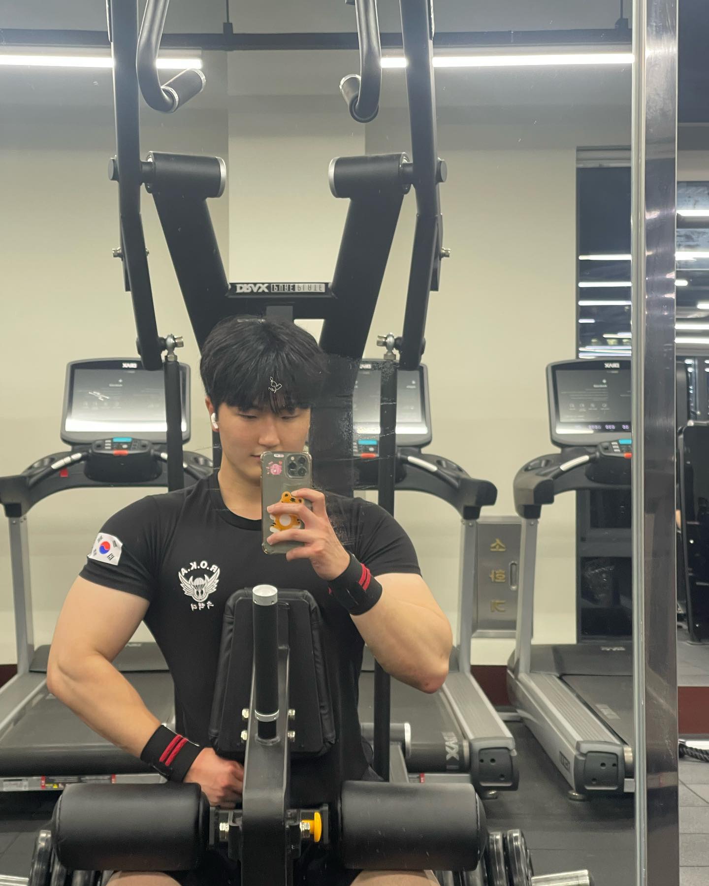 2023.6.8 운동기록📝

🔥가슴 운동🔥

✅벤치프레스 55kg 15회 2set 
  60kg 15회 1set
  65kg 15회 1set
✅인클라인 벤치프레스 45kg 15회 2set 
  50kg 15회 2set 
✅머신 체스트 플라이 55lbs 15회 5set

🔥등 운동🔥

✅맨몸 풀업  12회 5set
✅원암 시티드 로우 50kg 15회 1set
  55kg 15회 2set
  57.5kg 15회 2set
✅하이 로우  45kg 15회 2set
  50kg 15회 2set
✅암 풀다운  47kg 12회 3set

⏰휴식시간 : 1분40초

목요일도 운동 끝💪
오늘은 가슴과 등운동을 했습니다😁😁
시험 하나가 끝나서 이른 저녁먹고 자다가 운동을 늦게 갔네요🤣
피곤해서 안갈까 고민했지만 갔다오니 뿌듯한 것 같아요😆😆
내일은 푹 자구 운동 갈 예정이랍니다🙌
.
목요일 운동하신 인친님들 고생하셨구 오늘도 득근하세요💪💪💪