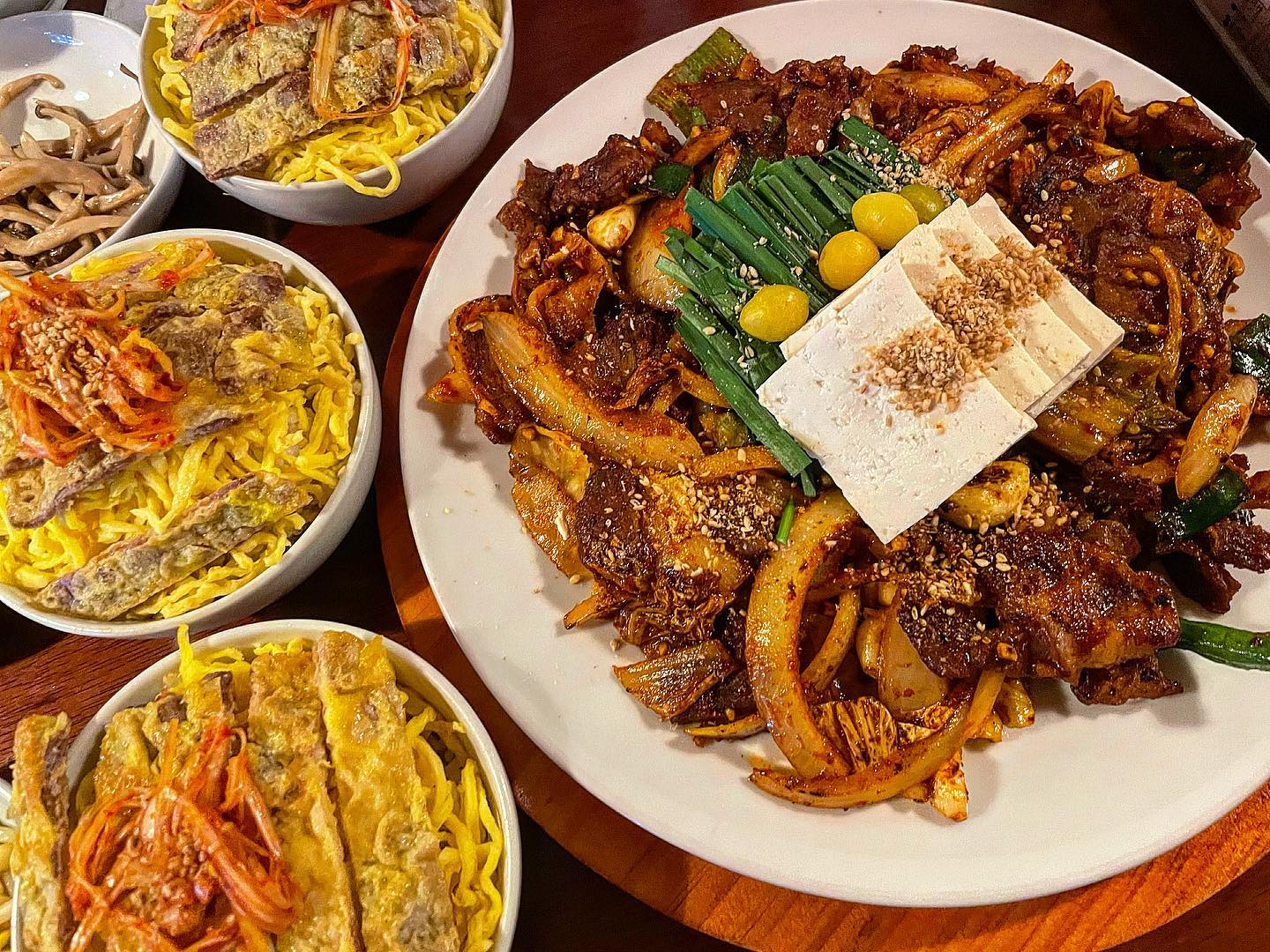 🏠동양백반(동성로)

고즈넉한 분위기 밥집.
두루치기가 간이 쎈게 육전 밥이랑 잘어울렸다 여기는 육전밥이 젤맛있는거 같음 고소하니 위에 파채도 잘 어울리고 두루치기에 슥슥 비벼먹기 좋다 👍닭볶음탕은 술집 안주같달까 그저그런맛 가격대비 양이 너무 적다고 생각함둥 전반적으로 그냥그런 쏘쏘~