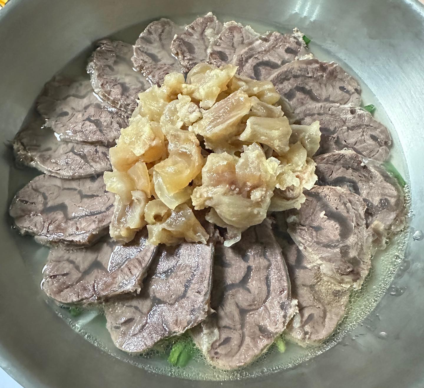 쌀쌀한 요즘 날씨에 딱👍
아롱사태 스지 수육 전골😄

압력밥솥 없어서 일반냄비에 끓였는데 스지 끓이는데만 거진 다섯시간이 걸렸네요😫😫
그래도 확실히 정성이 들어가서 맛있었어요! 

아래쪽에 부추랑 양파 깔아서 아롱사태에 싸서 땡초들어간 참소스에 찍어먹으니 절로 몸이 뜨뜻해지고 보양되는 느낌🫶

인친님들 저녁 맛있는거 드시고 남은하루도 햅삐하게 보내세요🤗