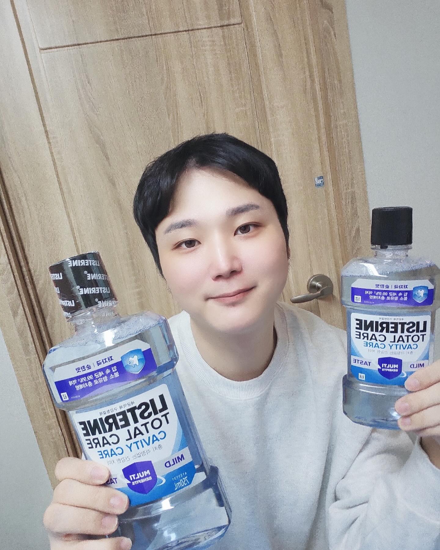 #광고 

오늘도 최애간식들을 먹었는데요, 군것질을 좋아하가보니 충치가 엄청 고민되더라구요 충치때문에 치과검진도 많이 받아봤디만 양치를 열심히해도 충치가 생기는편여서 토탈케어 리스테린 캐비티케어 마일드 제품으로 관리 하고있어요!

양치질을 열심히해도 입속에 세균이 남아있어서 구강청결제를 꼭 사용해주면 좋다고해요!
토탈케어 캐비티케어 마일드는 CPC무첨가로 양치 직후애도 사용할수있고, 치약대비 7배* 강력한 충치예방 효과가 있는 제품이에요
저자극 순한맛으로 블랙아이스민트향이라 자극없이 데일리하게 사용할수있어요

리스테린 종류별로 써봤지만 개인적으로 써본 리스테린 중 개운감 최고인거같아요😃

☑️네이버 공식몰이나 가까운 올리브영 매장애서 만나보세요

✔️ 치약대비 7배* 강력한 충치예방 효과
✔️CPC 무첨가로 양치 직후에도 사용가능
✔️편안한 블랙아이스민트향
✔️저자극 순한 맛으로 데일리 사용가능

#리스테린 #토탈케어캐비티케어마일드 #신예은pick #7배충치예방 #가글추천 #충치가글 #올리브영추천템 #에탄올무첨가 #구강청결제