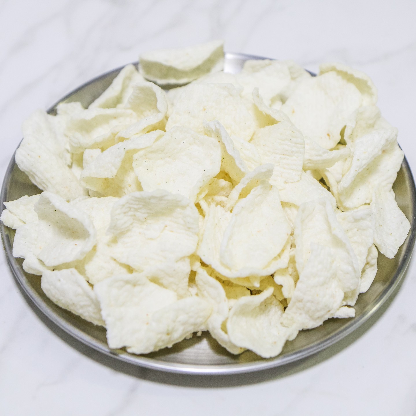 _
🥠 더쌀로 사르르
🥠 편의점 기준 1,700원

이번에 소개 할 상품은 동네 편의점에서 구매해서 맛 본 '더쌀로 사르르' 되겠습니다. 구매 후 검색을 해보니 신상과자 중 하나인 것 같으며 롯데에서 출시한 스낵 되겠습니다😊

해당 과자의 특징은 밀가루를 사용하지 않고 쌀 100% 글루텐 프리 스낵이라는 점 되겠으며 고소한 새우맛이라 남녀노소 누구나 부담없이 즐길 수 있지 않을까 생각합니다😍

생긴 비주얼은 양파깡, 콘칩과 유사하며 두께감은 딱 적당했습니다. 바삭한 식감과 함께 녹여 먹는 재미도 쏠쏠했으며 나름 건강하게 즐길 수 있는 과자라 부담없이 즐길 수 있어서 좋았습니다😘
.
.
.
.
.
.
.
.
.
.
.
#롯데 #롯데과자 #더쌀로사르르 #새우맛과자 #새우과자 #글루텐프리 #밀가루없는과자 #쌀로만든과자 #과자추천 #과자후기 #신상과자 #편의점과자 #편의점과자추천 #과자스타그램 #아이들과자 #건강한과자 #글루텐프리과자 #과자 #스낵 #간식 #주전부리 #먹부림 #먹스타그램 #맛스타그램 #맛집블로그 #맛집블로거