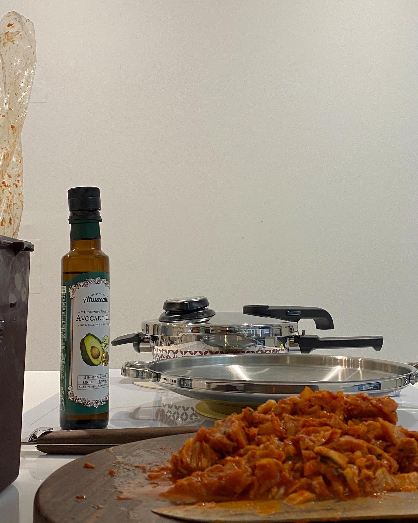 🥣
달그락, 저녁준비

어린이날 연휴를 보내고 출근했더니
업무가 세상에나, 입틀막 눈물을 삼켜야할 정도로
금토일월 4일간 쌓여 있지 모에요 ?!
퇴근하고 딱 매운거 먹어줘야하는 그런 날 :-(

집에 들어서자마자
주방에서 하바티 치즈 소분하면서
밥솥에 밥 올리고 김치 꺼내 다졌어요 -

스뎅팬에
아보카도 오일 🥑 + 김치 볶볶,
김치가 어느정도 오일을 먹으면
맛술 한스푼 넣어 마저 볶아냅니다.

압력 밥솥 스팀 빠지는 사이
스텐팬 하나 더 꺼내
아보오일에 후라이도 지글지글 🥚

볶은 김치에 밥 넣어 볶아내고,
밥과 김치가 어느정도 섞이면 참치액 한스푼 휘리릭.
슥슥 비비듯 볶아
스뎅팬에 골고루 펼쳐 마무리 ✨

김치볶음밥 위에
치즈 이불 계란후라이 이불 곱게 덮어
짜글이팬 뚜껑 덮고 약불로 3분 -
고소한 통깨랑 참기름으로 마무리 !!

쭈-욱 늘어나는
치즈 김치볶음밥은 찐사랑이예요 🥣👍🏻

오늘도 수요팅 하세요 🐻
.
.
.
.
#김치볶음밥 
#치즈김치볶음밥