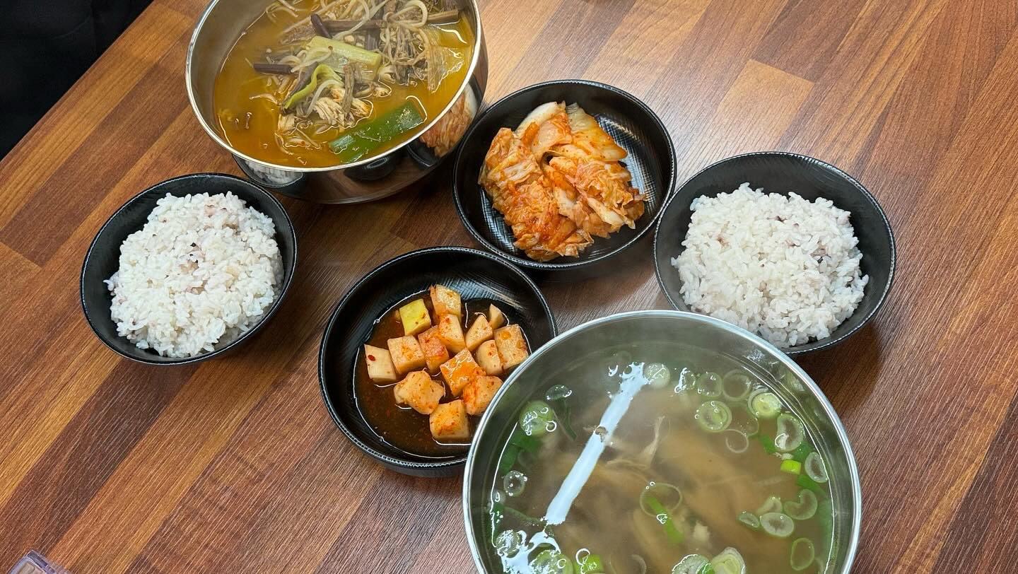 영양가득 몸보신하러 오기좋은 닭개장 닭곰탕맛집
#대화역맛집 달맞이 토종닭에 다녀왔습니다😉
일단 밥이 무한리필이라는 점이 좋았고, 무엇보다
튼실한 토종닭이 듬뿍 들어있어서 든든하게 먹고왔어요

◼️달맞이토종닭◼️

​경기 고양시 일산서구 중앙로 1567 203호
영업시간 11:00~20:00 매주 일요일휴무
전화번호 031-901-8195
​