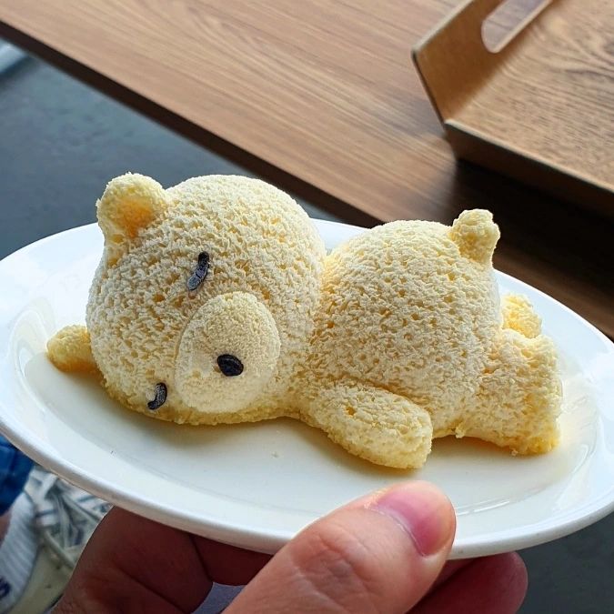 #강릉카페

#강릉안목해변 에서 발견한
귀여운곰돌이치즈케이크
귀여운만큼 맛있는 곰치케

아아도 내입맛에 딱맞고
치케랑은 역시나 화상의 조합

통창으로 보이는 바다를 보며
맛보는 디저트와 커피는 👍👍
심신의 안정을 찾아줌
생각보다 회전률이 좋아서 
바다보며 커피 먹기 좋음

.
.
.
.#카페투어 #카페그램 #감성카페 #koreacafe #cafehopping #커피맛집 #커피여행 #coffee #강릉오션뷰카페 #노트북하기좋은카페 #cafetour #coffeetime #coffeelover
#안목해변오션뷰카페