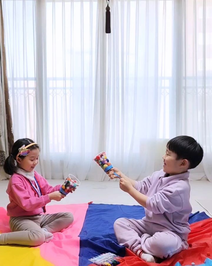 단짝이랑 방문미술수업🎨

색깔요정이라는 주제로
솜방울퍼포먼스, 물감 놀이했어요.

다양한 색과 크기의 폼폼으로 폭죽도 만들어 퐁~! 발사
집에서 하니 편안한 분위기로 
꺄르르~ 웃음이 끄니지않았던 미술수업

재료와 수업 준비 꼬미고 선생님께서 다 해주고,
수업 뒷정리까지 말끔하게
집에서 엄마가 해주기 어려웠던 활동을 해주셔서 만족도가 높아요.

.
.
.
ggomigo_edu
#꼬미고 #꼬미고방문미술 #삼송방문미술 #방문미술 #방문미술추천 #유아미술