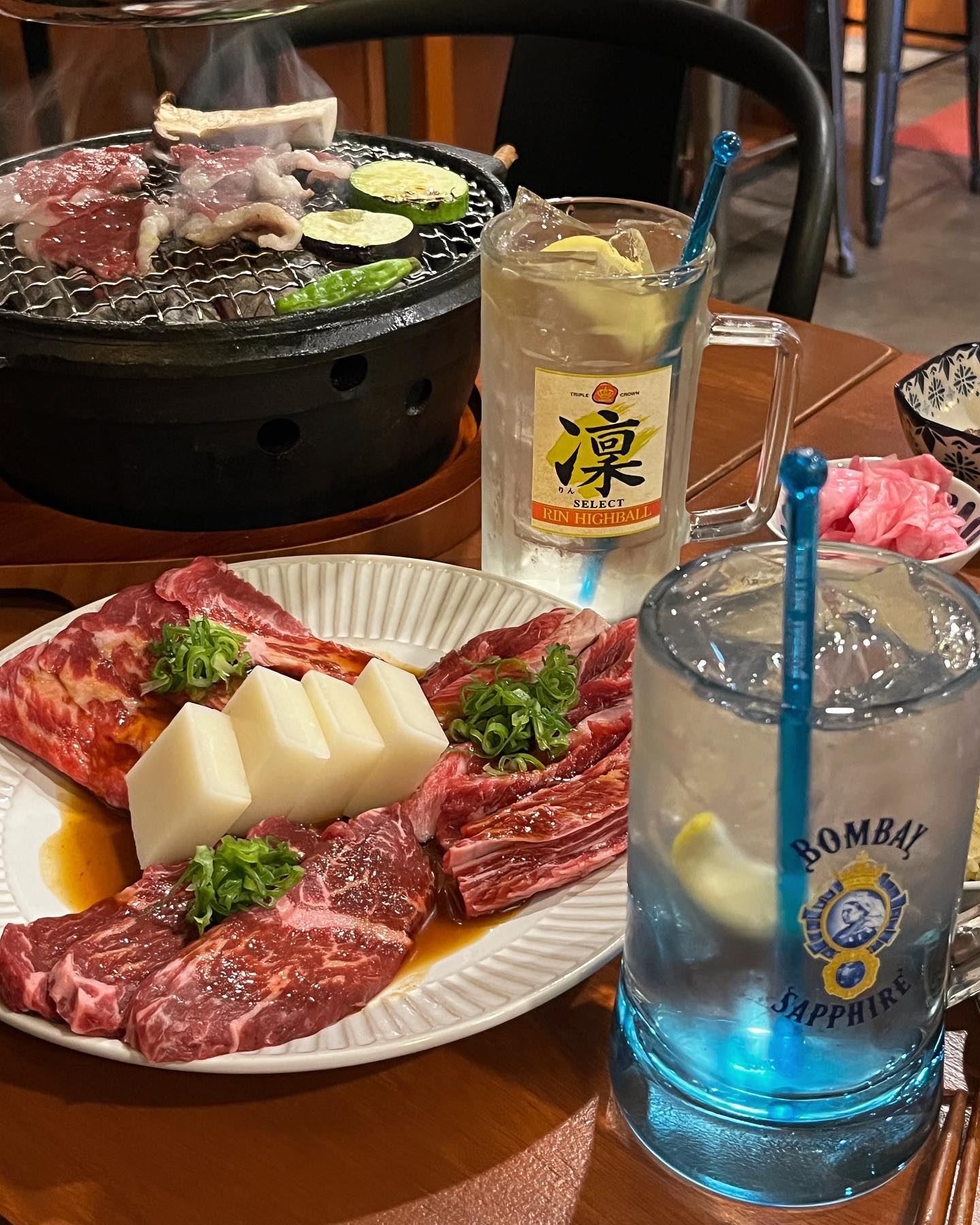 🥢 카쿠레
📍 서울 강서구 발산역 주변

날이 점점 쌀쌀해지면 꼭 생각나는 야끼니꾸 ✨
발산역 주변, 맛집 느낌이 물씬 나는 야끼니꾸 집이 새로 생겨 방문해보았어요. 일어로 '숨은'이라는 뜻을 갖고 있는 발산역 맛집, 🍶 카쿠레. 이름처럼 골목에 숨어있던 예쁜 가게였어요. 나무나무한 분위기와 일식 야끼니꾸가 너무 잘 어울렸던 ...! 조명도 예쁘고 아늑해서 데이트 맛집으로도 참 좋은 곳이었어요.

➰ 밤 세트(550g) 69.0
➰ 명란마요밥 5.0
➰ 산토리 / 봄베이 하이볼 8.0

카쿠레 시그니처 세트 메뉴로는 낮 세트와 밤 세트가 있는데용 ! 저흰 낮세트로는 택도 없는 먹짱들이라 고민없이 밤세트로 주문했어요. 우설, 차돌박이, 진갈비, 늑간살, 토시살의 구성 ! 야끼니꾸 가격대 치고 저렴한 편이라고 생각했는데, 고기도 너무 맛있어서 감동 ... 명란마요밥도 꼬옥 곁들이기 필수여요. 명란마요 슥슥 비벼 대파 가득 올려 한입하면 진짜 고소하고 고기가 술술 들어가요. 호박, 가지, 떡도 함께 구워 먹을 수 있었는데, 떡이 일반적인 쫄깃한 떡이 아닌 꾸덕한 떡이라 특이하고 좋았어요. 그리구 떡을 찍어 먹을 수 있는 꿀도 구비되어 있는 센스까지 *⁀➷ ♥ 최고.

#발산역맛집 #발산역고기집 #발산역야끼니꾸