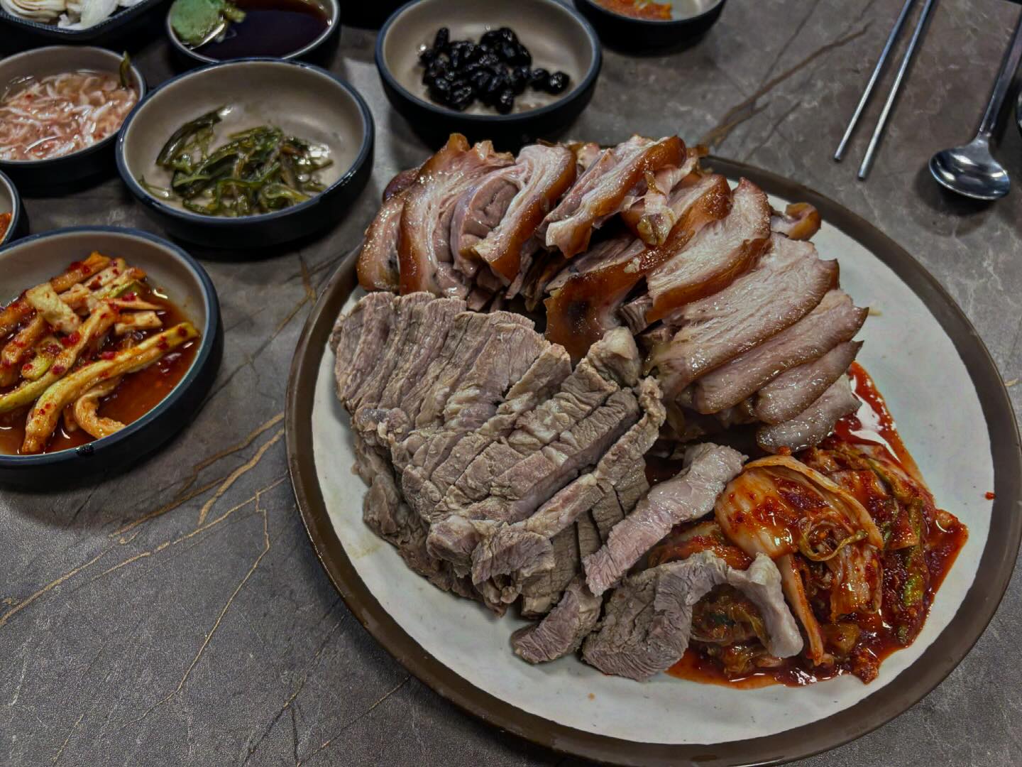 ⭐️가마솥족발⭐️

경주에서 족발맛집 물어보면
모두가 외치는 가마솥족발😋

원래 있던곳에서 다른곳으로 옮겼는데
이제야 다녀왔슴다ㅠㅠ

오랜만에 가마솥 족발을 가니까 옛날생각나요ㅠ
친구들하고 자주 갔었는데ㅎㅎㅎ
여기는 족발이 진짜 뒤집어지게 맛있는집이니
꼭 족발을 시키셔야합니당!
보쌈정식을 많이 드시던데 여기는 족발맛집!!!

여기저기 보쌈도 많이 드시길래~
족발+보쌈 중자를 시켰는데 셋이서 먹으니까 배터져요ㅠ
먹으니 여윽시 족발은 미친듯이 맛있어요!!
쫄깃쫄깃 튕기는 식감ㅋㅋㅋㅋㅋ👍🏻

참지못하고 대낮에 맥주 시켜버렸어요ㅎㅎ
그래도 점심인데 탄수화물 없으면 섭섭하니까
된찌에 밥까지 배터지게먹으니 행~복ㅋㅋ💖

족발 먹으러 또또 갈 예정인데
보쌈말고 족발만 시킬꺼에욬ㅋㅋㅋ
(취향차이😆개취존중💖)

오랜만에 가도 옛날생각나면서 
족발이 이븐하게 익어서 쟈미쓰 맛집리스트에서 
생존입니다🧡ㅋㅋㅋㅋㅋㅋㅋㅋㅋㅋ

#경주 #경주맛집 #경주맛집추천 #경주현지인맛집 #경주로컬맛집 #경주족발 #경주족발맛집 #경주가마솥족발 #경주족발맛있는집 #경주시내맛집 #경주시내밥집 #경주시내점심 #먹스타그램 #먹팔 #경주여행코스 #경주여행맛집 #경주데이트 #다이어트는내일부터 #내돈내산맛집 #해또다실