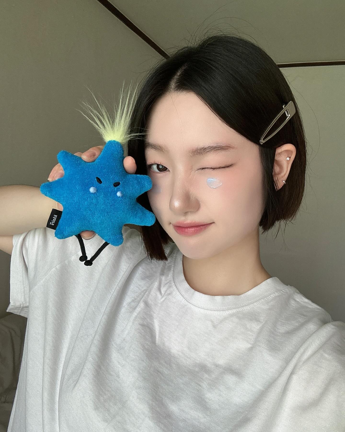 #광고 #이벤트 dear_klairs 수부지인 나 더워지는 요즘 기초케어에 나만 민감함?¯\_(ツ)_/¯

피부 타입 수부지인 나 수분크림이라고해서 사서 썼는데 유분기가 많아 트러블이 올라오고 지성에게 좋다해서 산 기초케어에 건조함을 느끼고 두피케어, 페이스, 바디케어에도 진심!(•̀ᴗ•́)و
이것저것 써보면서 정착템을 찾는 사람, 저만 그런거 아니죠?

여러분은 어떤 부분에 민감하신가요?
여러분의 민감함을 공감해주는 친구, 그룹이 있다면 지금 클레어스에서 진행하는 이벤트에 신청하세요!

민감함을 존중하는 스킨케어 브랜드 클레어스에서 무려 1명에게 애플 5종, 1명에게 갤럭시 5종, 그리고 1만명에게 클레어스 제품을 경험해 볼 수 있는 민감함 키트를 제공한다고 해요.

자세한 내용은 dear_klairs에서 확인하세요!

𖤐참여 조건
✔︎ 3 ~ 100명 사이의 그룹에 속한 사람
✔︎ 학과/회사 팀/ 동아리/친구 모임 등 다양한 형태의 그룹 모두 가능
✔︎ 그룹원 누구나 대표자가 되어 신청 가능

𖤐참여 방법
✔︎ 클레어스 인스타그램 하이라이트 ’참여하기‘ 내 직접추가 스티커 클릭
✔︎ 우리 그룹의 민감함을 담아 스토리에 공유
✔︎ 참여 스토리 캡쳐 후 클레어스 프로필 내 링크를 통해 응모폼 작성

𖤐이벤트 기간
✔︎24.04.25(목)~ 24.05.12(일)

#클레어스 #klairs
#열어봐너의민감함 #우리만민감함 #블루크림  #loveklairs dear_klairs