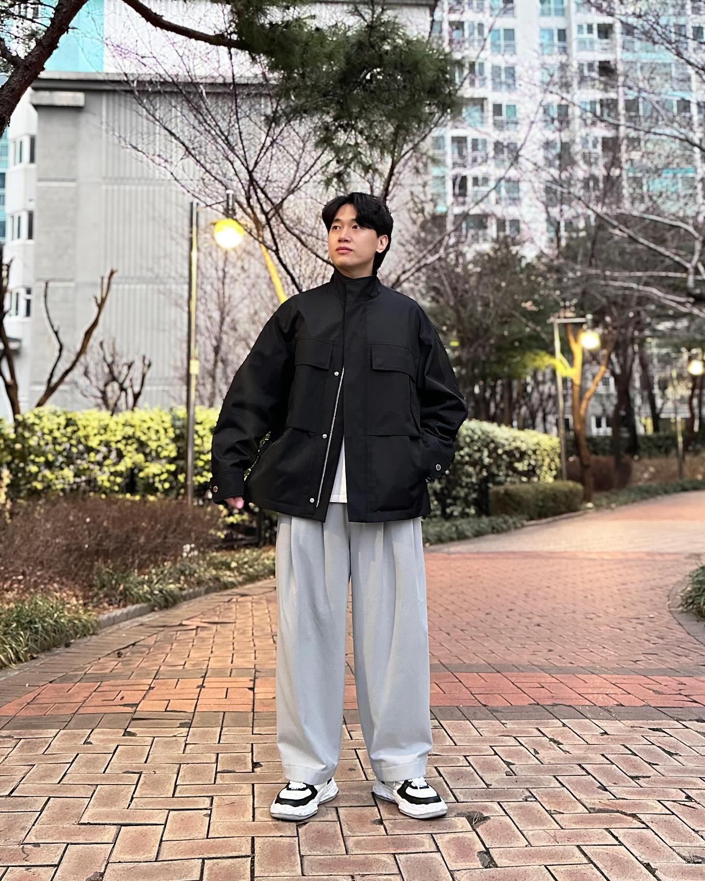 솔리드옴므 쉘파카😎😎
솔리드옴므 스테디 셀러 제품이에요!
봄 가을에 간편하게 입기 좋은 아이템이랍니다🌳
.
.
.
Coat: solidhomme 
Pants: systemofficial 
Shoes: miharayasuhiro_official