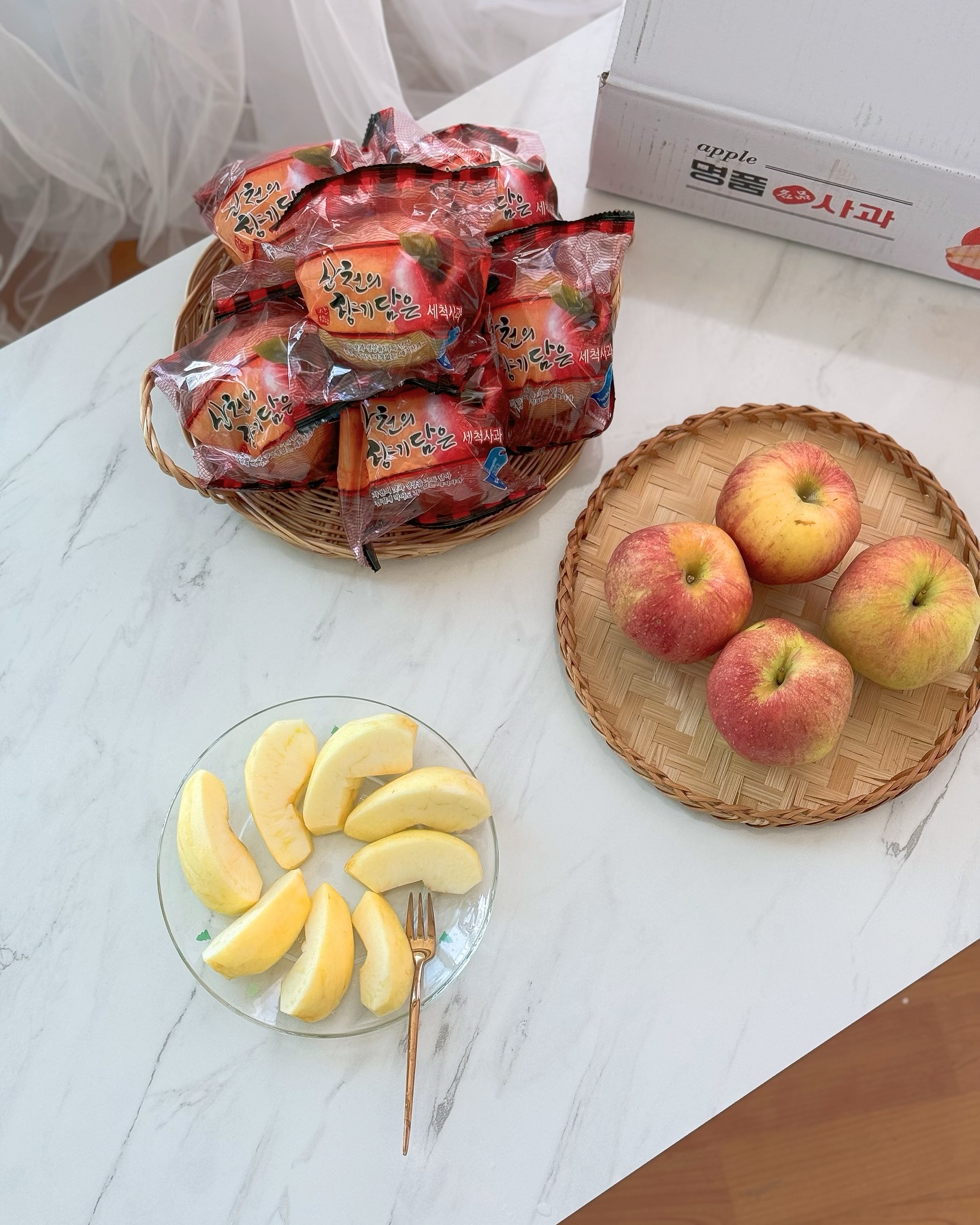 맛있는 사과🍎 
홍로가 드디어!내입속에 쏙♡
고운자태 
꿀이 뚝뚝
아삭아삭 너무맛있는거있죠?

당일수확하여 배송받을수있구요
추석선물로도 딱이라구요!

고당도  명품홍로사과는
#비타팜여니 에어  구매하는 센스😀

내일아침에도 사과🍎 먹어야징🤗

first2572 
#홍로사과🍎  #명품홍로사과 #신선배송#추석과일선물 
#추석선물추천 #세척사과 #부사사과#문경사과
#홍로사과#청송사과 #유기농사과 #사과선물세트
#얼음골사과 #추석사과