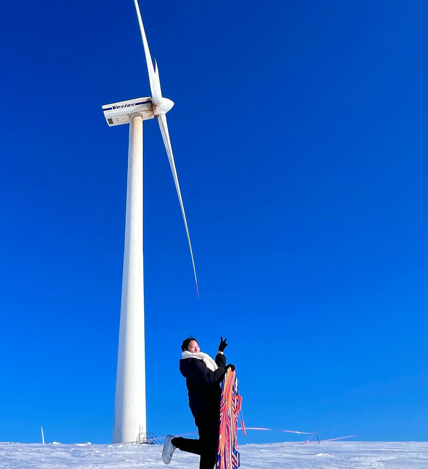 바람은 쌩쌩 불지만 뚫고 달리는 게 제 맛🥶
빙글빙글 돌아가는 풍차 구경하고, 눈썰매 타기🛷
오랜만에 동심의 세계 다녀온 것처럼 열심히 구르다 와따-!

#강원도#대관령#눈썰매#바람의언덕#빙글빙글#풍차#대관령풍차#바람쌩쌩#꽁꽁싸매기#추위를뚫고#썰매타기#눈#snow##국내여행#여행#강원도여행#근육통