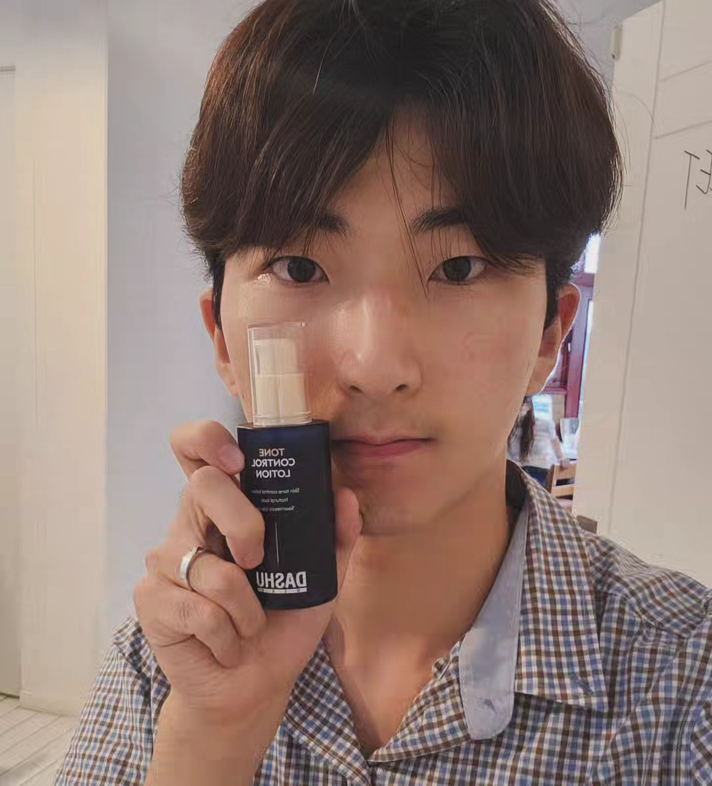 #협찬 dashu_official 에서 "톤 컨트롤 로션"을 제공받았습니다! 
여전히 셀카는 못 찍겠더라구요🥲

1. 꾸덕꾸덕한 썬크림 제형이 아니라 부드러운 로션의 제형이라
얇고 부드럽게 커버가 되는거 같아요 :) 

2. 여름에는 유수분 밸런스가 무너져서 트러블이 자주 나는데, 
로션 하나로 자외선 차단도 되고 톤 커버도 되니 일석이조!

#다슈 #남자로션 #남자스킨케어 #남자bb크림 #남자메이크업 #남자친구선물추천 #cc크림 #남자비비크림