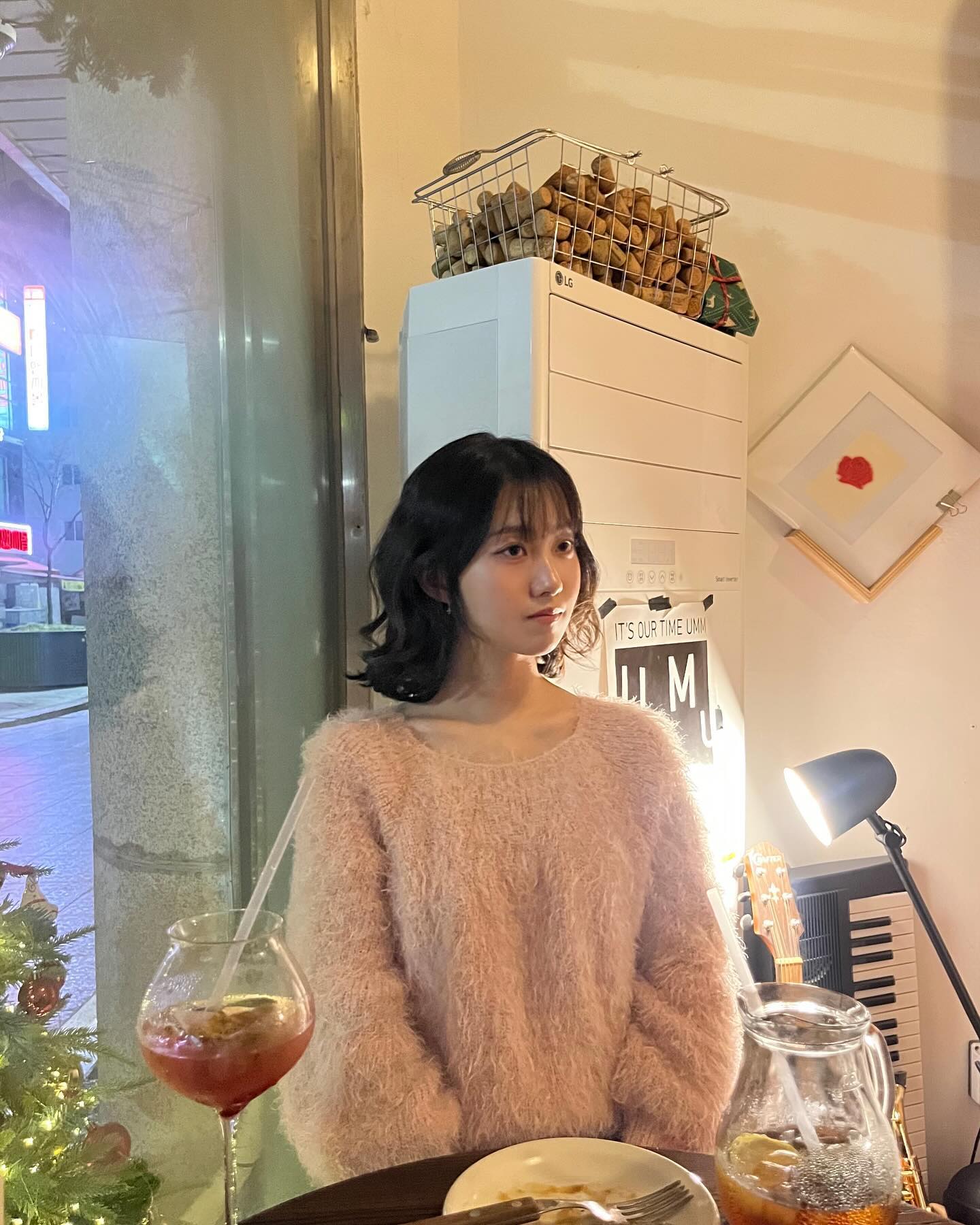 2024년은 너무 느리게 흘러간다고 생각했는데 왜 벌써 연말이지..?

매번 비슷한 일상 같지만 매년 색다른 일들이 생겨서 내년을 기대하게 된다

사람들에게 힘들다고 말했지만 돌이켜보면 행복하고 즐거운 일도 많았듯이 내년엔 긍정적인 면만 바라보는 해가 되었으면 좋겠다!