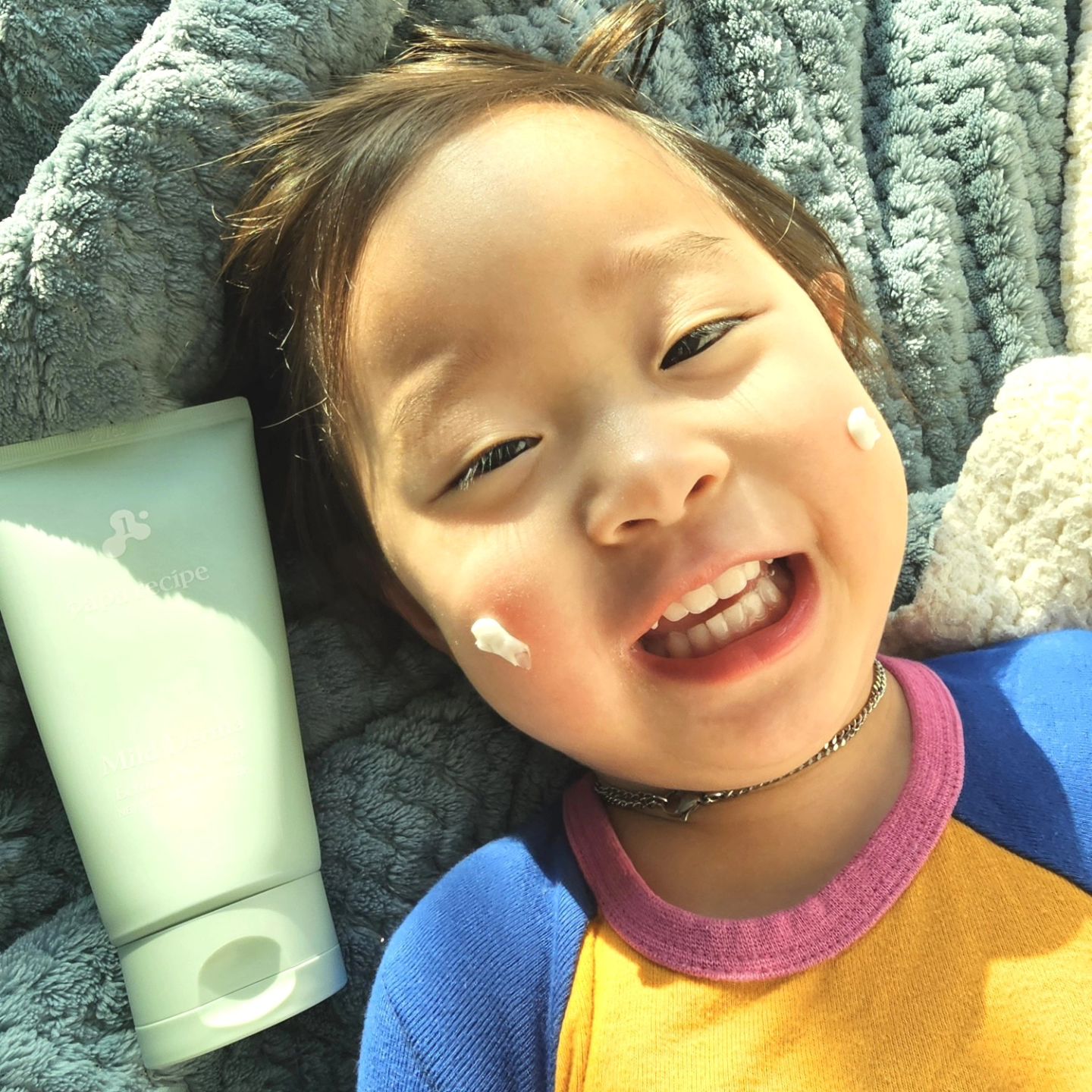 #광고  유아크림 겨울보습크림 추천, 고보습 저자극이라 만족했던 파파레서피 엑토인크림~~♡

별이의 겨울 보습크림으로 선택한 제품은 파파레서피 마일드 더마 엑토인 1% 기획세트로 크림과 크림패드가 구성된 제품이랍니다.
마침 공식몰에서도 더마라인이 최대 55% 할인된 구성으로 1월 15일까지 할인행사를 진행하고 있어서 착한 가격에 만나볼 수 있더라고요!

168시간 보습 장벽크림으로 유명한 마일드 더마 엑토인 1%크림~ ❤️🩷 피부에 순하면서도 깊은 보습이 필요할 때 사용하기 좋은 겨울 보습크림이에요.

크림에 함유된 1% 엑토인이 강력한 보습제 역할을 해주기 때문에
피부 겉부터 속까지 차오르는 보습감을 느껴볼 수 있고 성인은 물론이고 영유아까지 사용할 수 있을 정도로 순하기 때문에 자극 없다는 점도 만족입니다 :-)

​크림이지만 그렇게 꾸덕꾸덕하지 않고 피부에 부드럽게 발리기 때문에~ 얼굴에 스킨케어 바르기 싫어하는 아이들도 편안하게 바르기 좋은 제형이었어요.

겨울철 건조함 심한 아이들은 요걸로 관리해주면 너무 좋을것 같지요?? 👍👍👍

#더마크림 #엑토인크림 #보습크림추천 #아이보습크림 #수분크림 #겨울보습크림 #진정크림 #고보습크림 #저자극로션 #피부보습제 #피부장벽강화 #건성피부 #유아크림 #겨울수분크림 #건조한피부