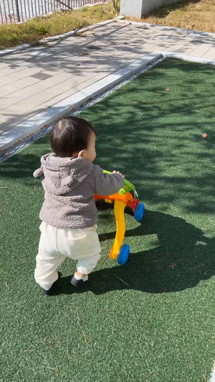 ⠀
벌써 두번째 걸음마 연습😆👏
⠀
혹시나 늦나 싶어 요 며칠
엄마랑 아빠랑 밤낮으로
⠀
특훈한 효과가 있나 싶기도하고
진작 걸을텐데 너무 늦게 연습
시켰나 싶기도 하고🥹👶🏻🐣✨
⠀
약간 뒤에서 아장아장 걷는거 보는데
이맛에 육아하나 뭉클🥹💕
⠀
이제.. 좋은 시절 다갔다 ㅋㅋ
앞으로 얼마나 걸어 다니면서
다칠까 노심초사 해야겠지😂
⠀
그래도 이렇게 밝고 건강하게만
자라다오 우리 아들👼🏻🐥🫶✨💕
⠀
⠀
⠀
#가을산책#걸음마연습
#돌아기#아띠빠스#걸음마신발
#몰리멜리#육아#엄마뿌듯
#걸음마보조기
⠀
