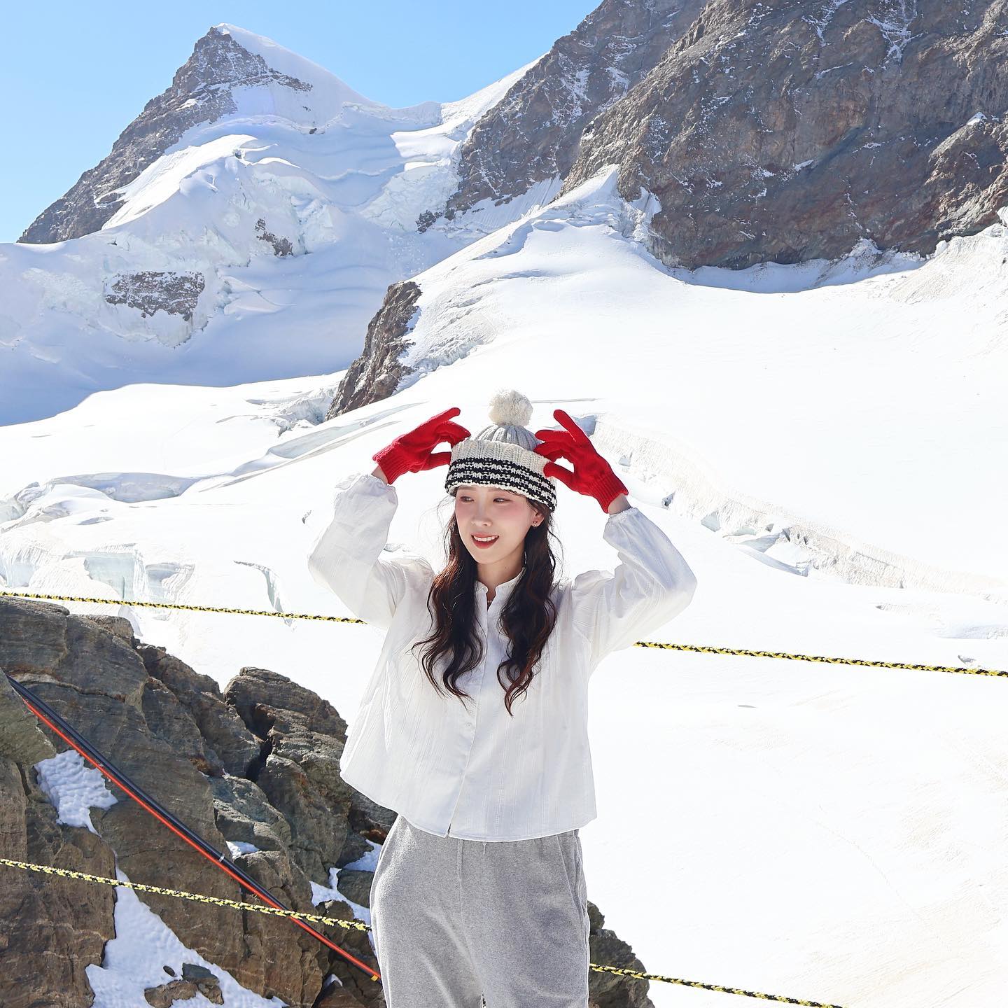 스위스 피드 시작🇨🇭#jungfraujoch 
융프라우🏔 올라간 날!(강아지 가능. 큰 개는 모르겠음)
전에 오스트리아 인스부르크에서 알프스를 올라간 적이 있었는데
여기가 더 고도가 높은 건지 그 사이 내가 많이 늙은 건지(둘 다 사실인 듯)
고막 통증, 두통, 메스꺼움 등으로 제대로 구경은 못했다...(약 먹었어도 소용 없고 여파가 2-3일 갔음)
나는 주변 경치도 인스부르크가 더 좋았던 거 같아🥺

그리고 스위스... 음식이 생각보다 진짜 맛이 없다...
재료는 신선한데 맛이 완전히...없어서 신기함...
.
.
.
뜬금 국뽕 발언...
예전보다 우리나라 선호도가 진짜 높았음
한국에서 왔다고 하면 엄청 이거저거 물어보고 한국말로 말 걸어줍니다...
(이탈리아, 스위스, 프랑스 모두)
.
.
.
.
.
#grindelwald #jungfrau #switzerland🇨🇭 #스위스 #융프라우 #그린델발트 #인터라켄 #스위스여행 #withdog #강아지와여행 #강아지와유럽여행 #유럽여행 #europe #lfl #좋아요반사 #ootd #여행중