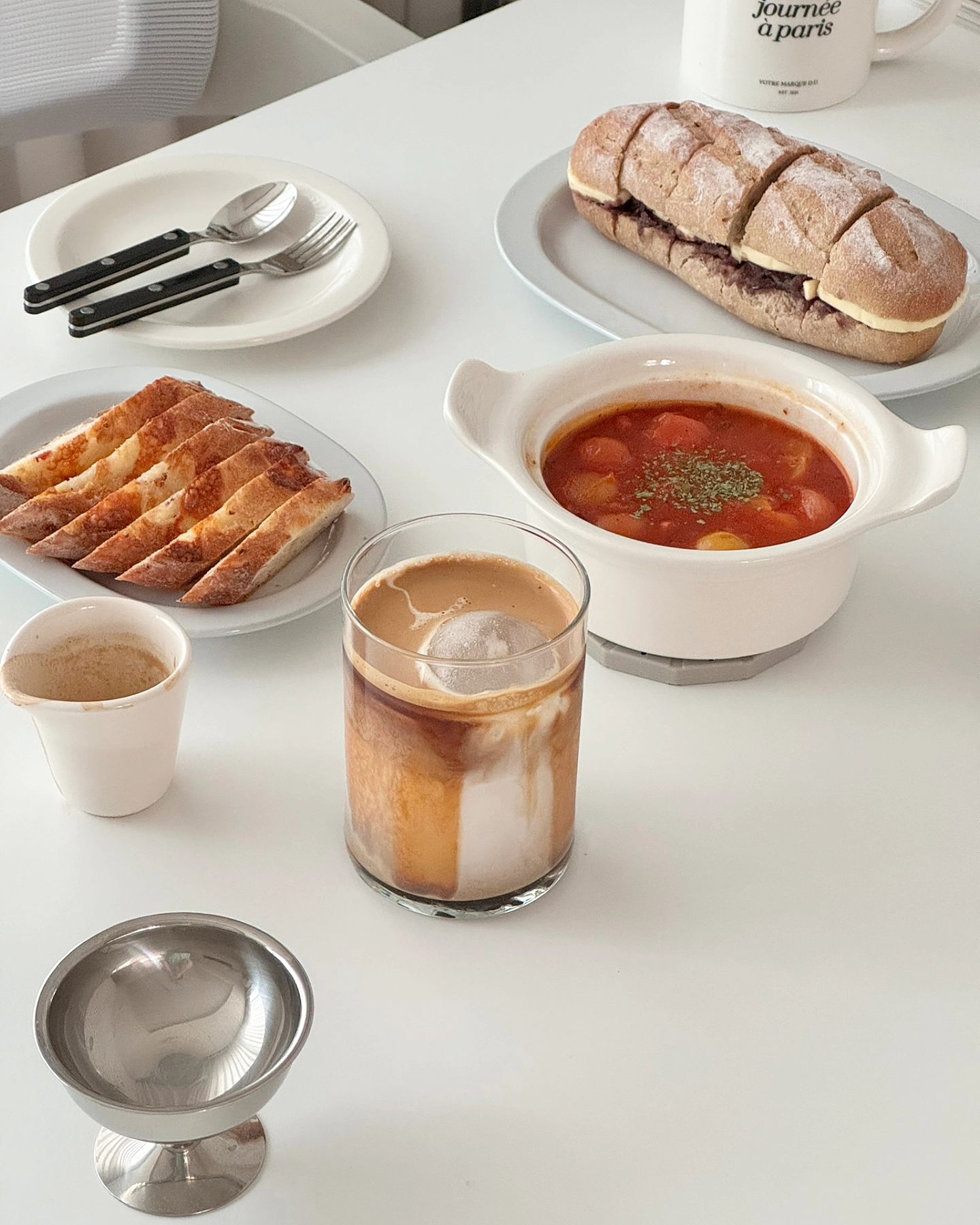 이전 게시물 왜 저렇게 바뀌었을까요?
정신 사납게 😱 
원래대로 돌려줘〰️ 흐잉.

맛있게 먹고 업로드하지 않았던🫣 먹사진 올려봐요.
토마토 스튜 + 베이컨 치즈 피셀 또 먹고 싶다.
빵집 문 여는 금요일만 손꼽아 가다리는 중 ㅎㅎ 

.
.
.
.
.

#먹사진 #먹는거에진심인편 #홈카페 #홈스토랑
#홈카페소품 #홈카페컵 #홈오브제 #플레이팅 #온더테이블 #테이블웨어 #테이블세팅 #감성살림 #내추럴무드 #라이프스타일 #homestyling #homecafe #homecafe