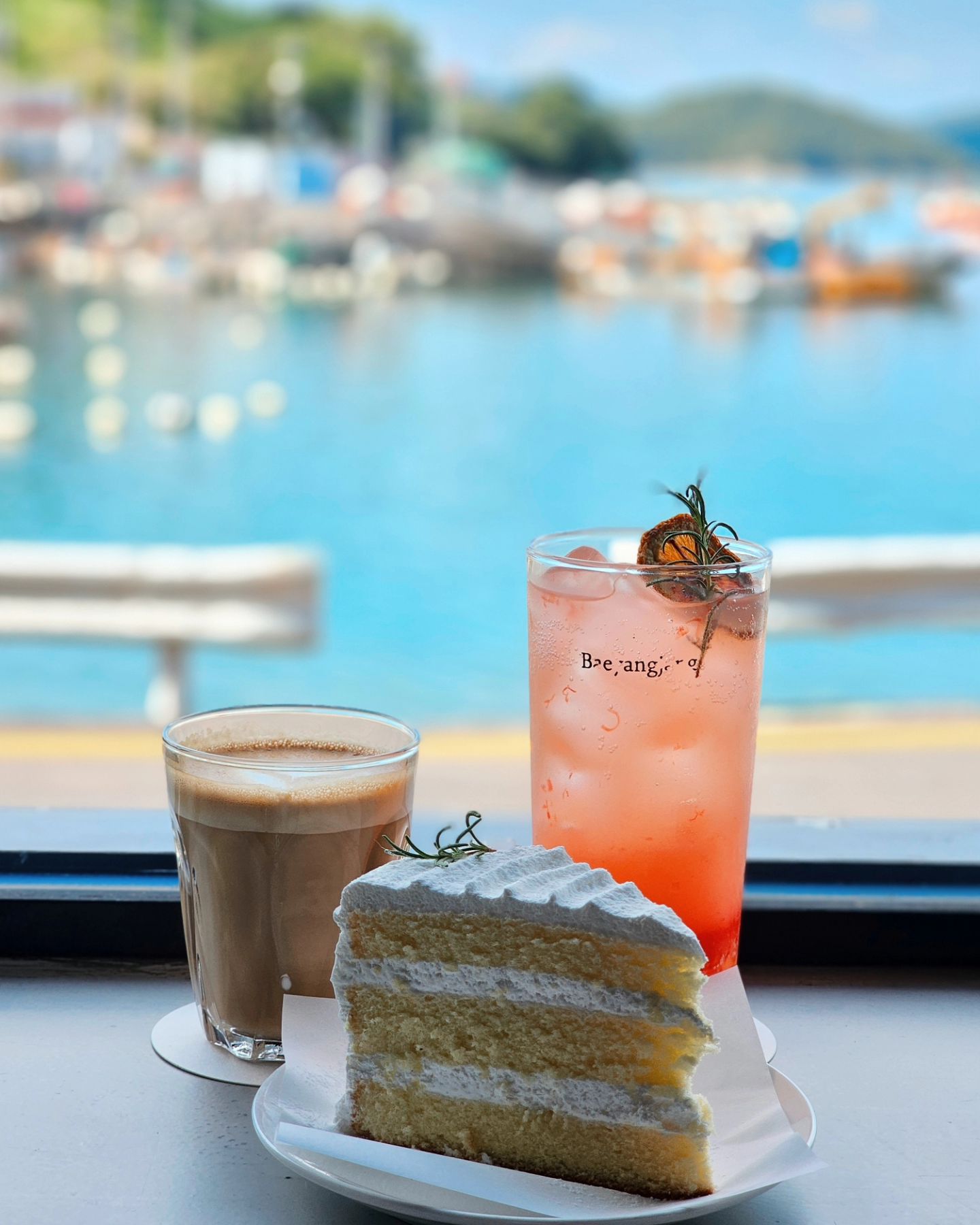 멍게 배양장을 개조해서 만든 카페 🌊
통창으로 볼 수 있는 바다뷰가 이쁜 곳 💙
바다 바로 앞에 있는 야외 공간이 예뻐서 사진도 많이 찍는다 📸
디저트도 맛있고 경치가 좋으니 방문 추천해요! 🍰🌅

👉🏻카페 배양장
📍경남 통영시 산양읍 함박길 51
⏰️월-일 10:00-19:00/매주 화요일 휴무
📞0507-1323-6330

#통영카페 #통영오션뷰카페 #통영카페배양장 #배양장 #통영뷰카페 #바다뷰 #힐링공간 #통영 #tongyeong #카페배양장