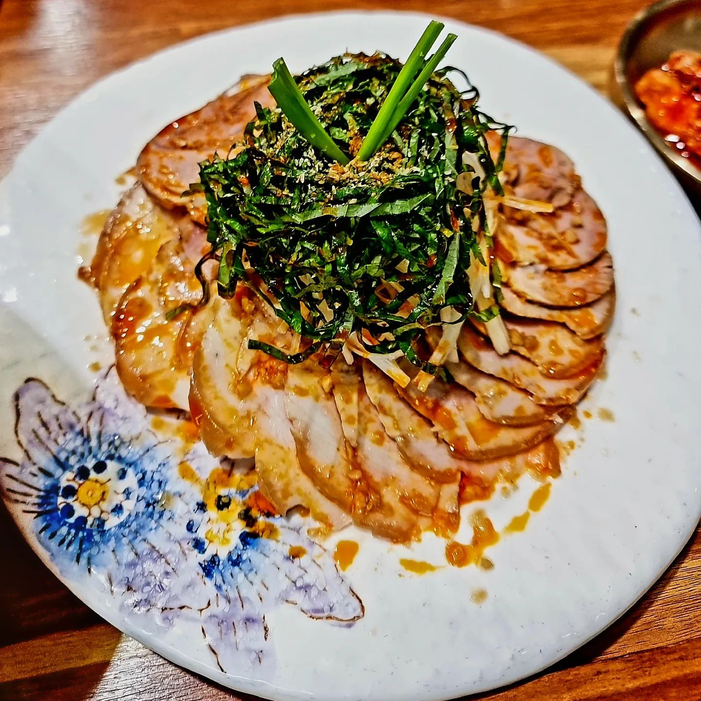 고기듬뿍 든든한 국밥한끼를 먹을 수 있는 참못골돼지국밥💕

참못골돼지국밥의 시그니쳐국밥인 특수부위국밥은 항정, 껍삼겹, 암뽕, 오소리가 가득 들어있는 국밥으로 잡내나 누린내 일도 나지않고 다양한 특수부위를 맛볼 수 있는 국밥이에요😍 

또다른 시그니쳐인 아롱냉채는 육향이 가득하고 쫄깃새콤한 아롱사태냉채에요!😊
딱 적당하게 삶아진 아롱사채를 얇게 썰어 파채, 깻잎, 오이에 특제소스를 뿌려나오는데 정말 맛있었어요!👍
굉장히 깔끔하게 떨어지는 맛으로 술안주로도 좋을 것같아요~ 

참못골돼지국밥은 국밥뿐만아니라 수육, 전골, 파창구이 등 요리들도 다양하게 있어서 다양한 요리들을 다 맛볼 수 있는 곳이에요! 

국밥집답지않게 굉장히 깔끔하고 기본찬들도 유기그릇에 나와 정갈하고 대접받는 느낌이 드는 참못골돼지국밥이에요~ 

테이블도 넉넉해서 단체모임하기도 정말 좋을 것 같아요!

📍참못골돼지국밥
📍부산 남구 못골로12번길 4 1층
📍예약전화 0507-1425-5355
📍영업시간 10:00~ 21:00 

#참못골돼지국밥 

#대연동국밥 #대연동맛집 #부산국밥 #부산3대국밥 #부산맛집 #못골역맛집 #국밥맛집 #돼지국밥 #순대국밥 #수육맛집 #부산돼지국밥 #부산돼지국밥맛집