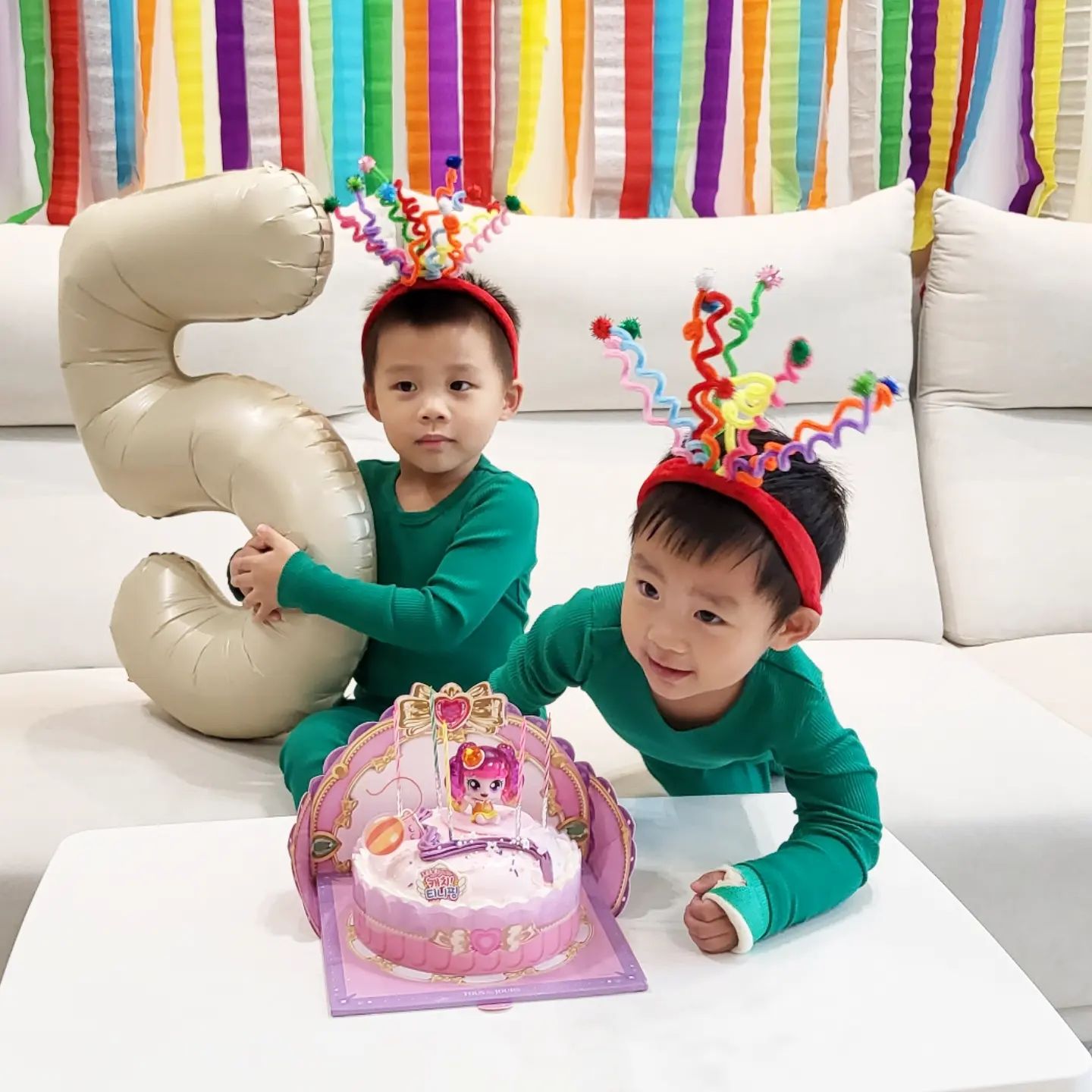 울 첫째 🎂생일 ~
누구 생일인지....ㅎ
촛불키고 사진한장 찍는게 이렇게 힘든일인가~~~
결국 원하던 사진은 1도 못찍음.ㅜㅜ
생일축하해 아들아!!
#생일케이크 #형제생일 #형아생일 #아들일상 #아들육아 #육아맘일상 #육아소통 #육아맞팔