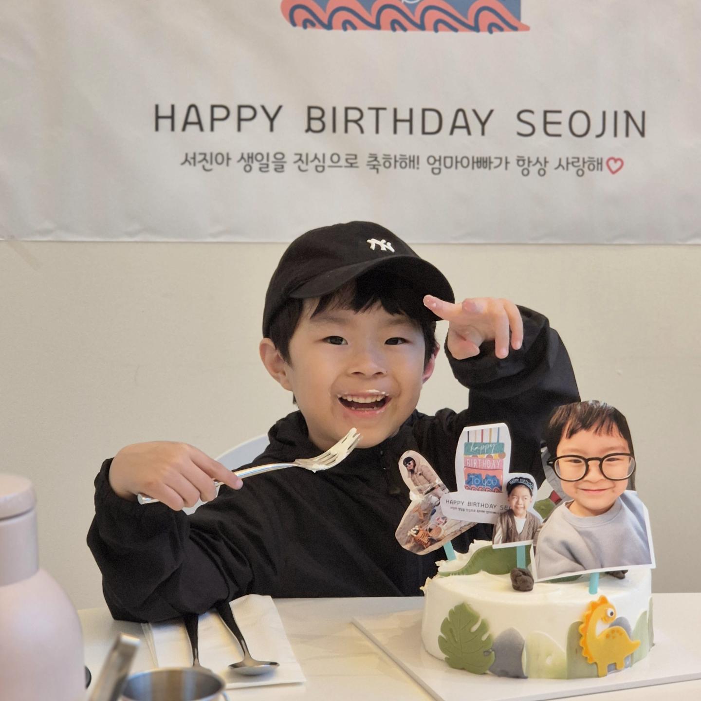 사랑하는 서진이의 생일🎂

생일 선물도, 케이크도 직접 고르는 형아가 된 서진 🎁 
앞으로도 더 많이 웃게 노력할게🤍 서진이의 6살 생일 축하해 🥳 

#서지니그램🦄 
#🍰 #6살 #생일축하해 #🎉