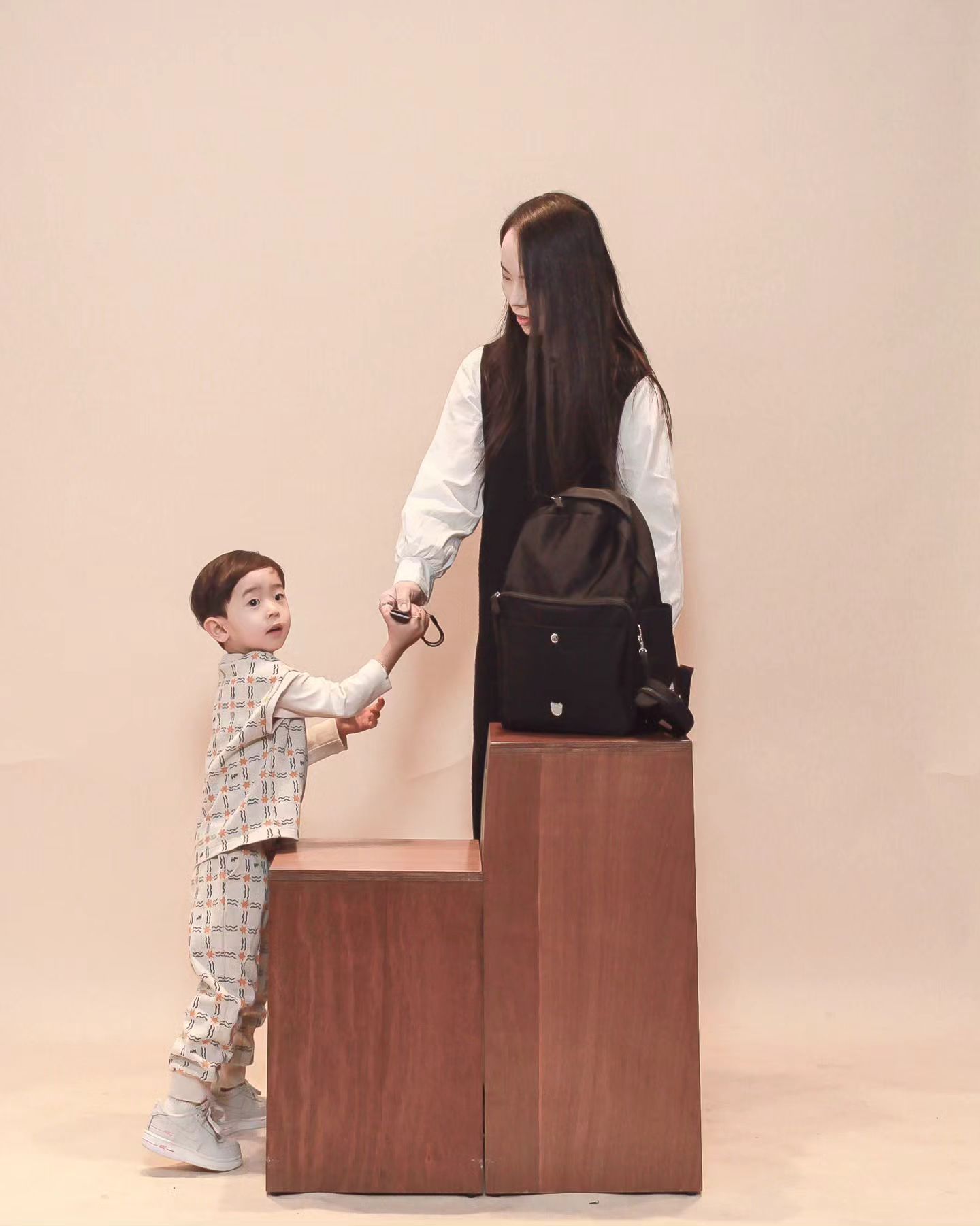 #코코헬렌 #서포터즈
#제품제공 x  kokohellen_official

요즘 찬열이랑 외출할때, 필수템이되어버린
코코헬렌 마미베어백팩🎒🖤

진짜그동안 많고많은 기저귀가방과 백팩들을
사용해봣지만, 마이베어백팩은 진짜 찐이고 넘조타..
가볍고.ᐟ 디자인도 너무예뻐서 
어떤 코디에도 다잘어울려서 매일 손이가는 가방ꯁ

겉감은 지난번소개해드렸던 파우지와 동일한 
워터프루프 소재로 💦 눈오는날 매고나갓는데도 
방수 최고여따....🫶

함께 세트로 무조건 해야되는 동전지갑은
백팩에 함께 사용하면 귀여움 두배 아닌 이백배🖤
엄마 립스틱과 아이립밤 애기비타민까지
작아도 진짜 야무지게 쓰이는 파우치에요◡̈

사실..파우치랑같은 베이지 색상 이랑 
블랙이랑 너무너무오래 고민하다 블랙선택햇는데🖤
데일리로 사용할수있어서 너무너무만족만족:)

찬열이랑 외출은 언제나 마미베어백팩이랑˚ෆ*₊

🏷 𝚃𝚑𝚊𝚗𝚔 𝚢𝚘𝚞 kokohellen_official

#기저귀백팩 #가벼운백팩 #엄마가방
#기저귀가방 #가벼운기저귀가방 #출산선물
#방수백팩 #기저귀가방백팩