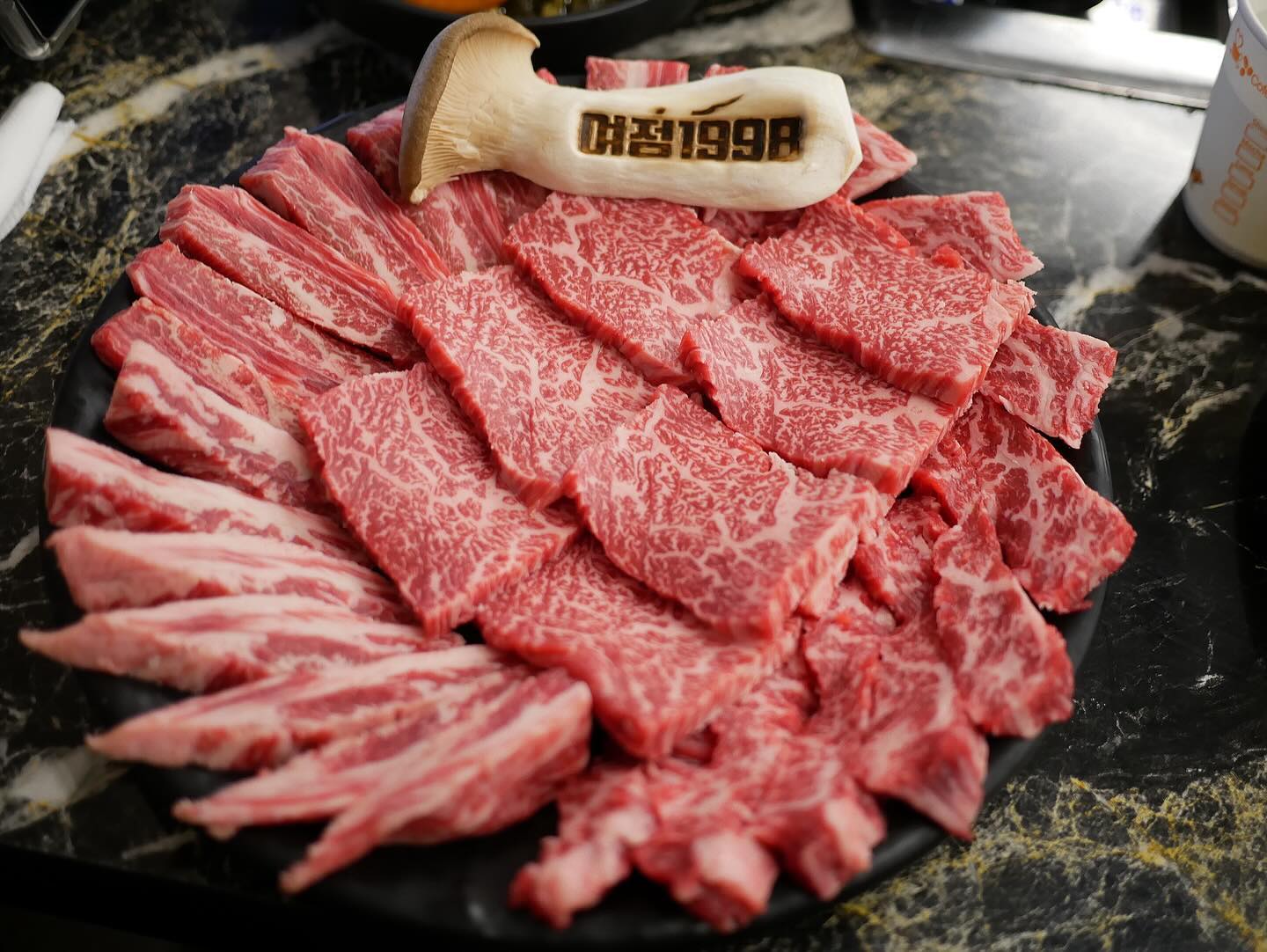 #여정1998
경주 놀러가서 제일 맛있게 먹었던 #경주소고기맛집
서우 밥한그릇 뚝딱하고 설아는 육회를 숟가락으로 퍼먹기까지
개별룸이라 편안하게 우리끼리 식사할 수 있어서 좋더라.
#경주맛집#경주한우맛집#경주황성동맛집#경주용황지구맛집