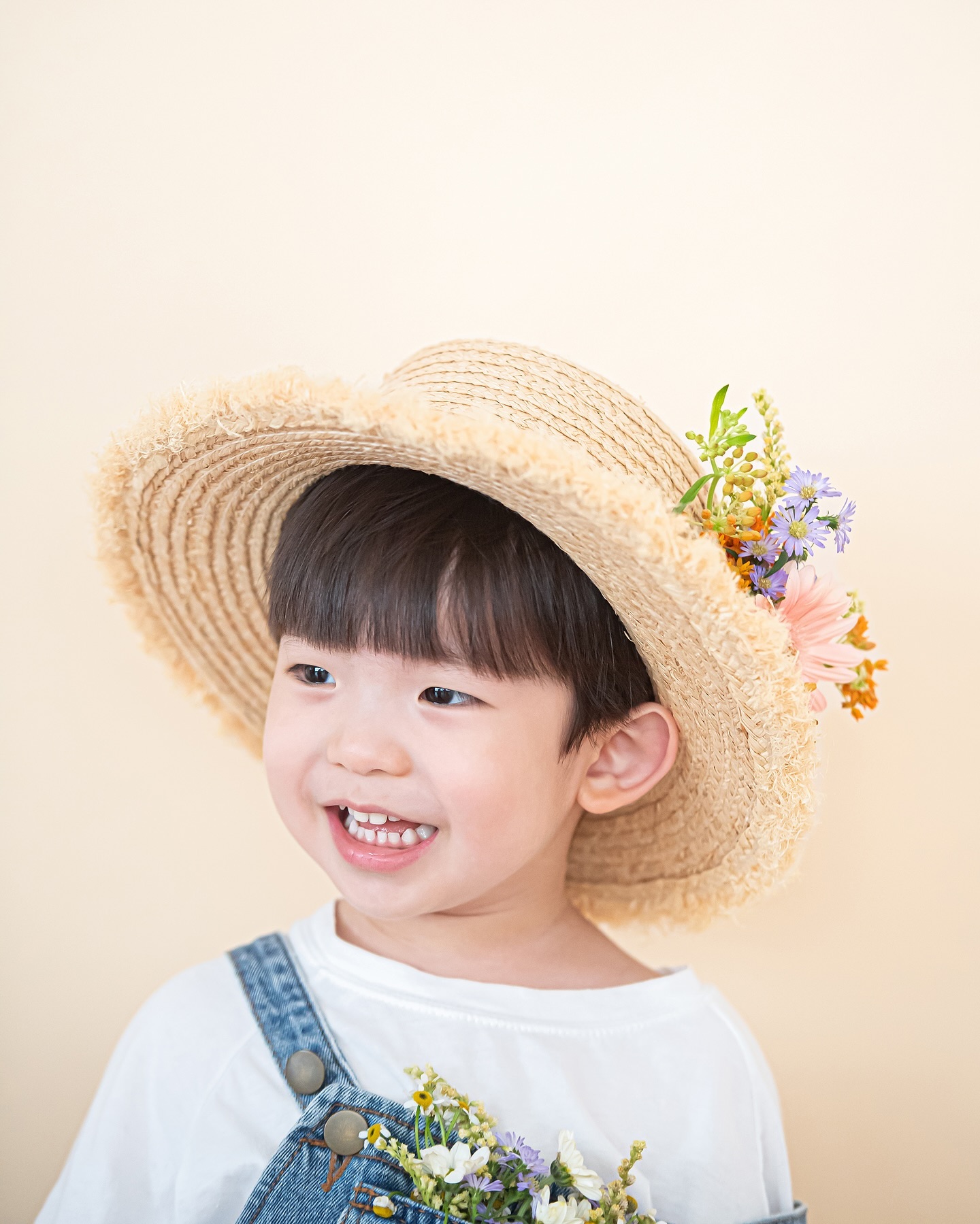 🌼🌼

유어라운드 스튜디오 ‘생화 컨셉‘ 🌿

오랜만의 스튜디오 촬영이라 
엄마, 아빠가 많이 긴장했는데
작가님들이 넘 재밌게 놀아주셔서
낯섦도 없이 하하호호 웃으면서 
빠르게 촬영 잘 했어요! 

여름 햇살 같은 이준이 미소 
정말 이쁘죠? ☺️💛

🏷️ 유어라운드 스튜디오 u.around_photography 

* 광명 이케아 주변이라 촬영 끝나고 
이케아, 코스트코 가면 주말 일정 수월하게 끝 👌🏻

#시미준 #시미준_기념사진 #900일