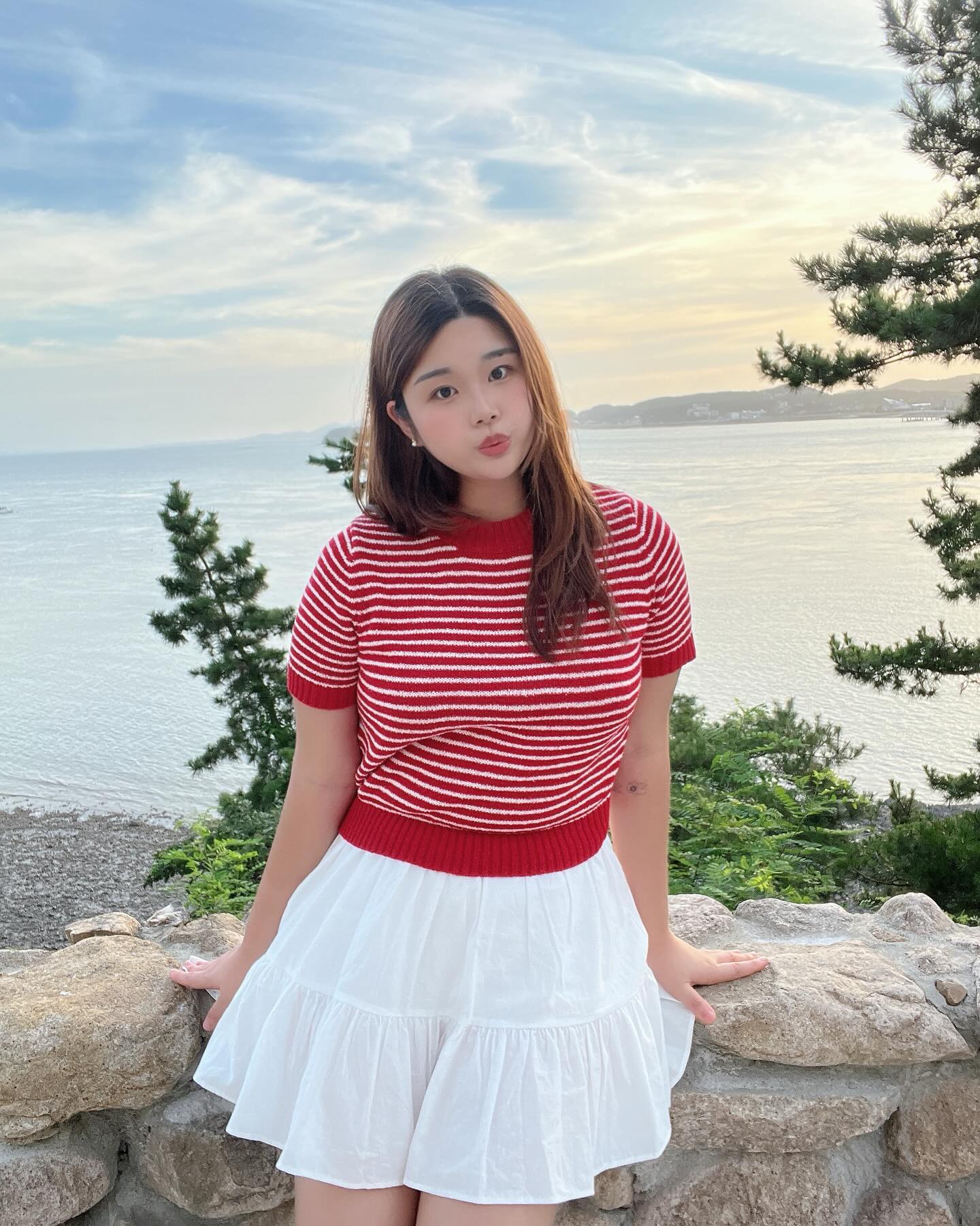 선재도 왜이렇게 좋은거야 .. 

진짜 바로 앞이 바다여서
뭘 찍어도 잘나오는 포토스팟 또 발견 📸

해 지는 타이밍에 가면 노을 보는 풍경도 보고
시원한 바닷바람 맞으며 사진도 찍공 .. 
완전 힐링 그 잡채 .. 🙌🏻❤️

여기도 강얼쥐 동반 가능하니까
나중에 몽이랑 가야게따 〰️

💜 카페 floredo_2nd 
🧡 jutrip.hot 덕분이에요 :)