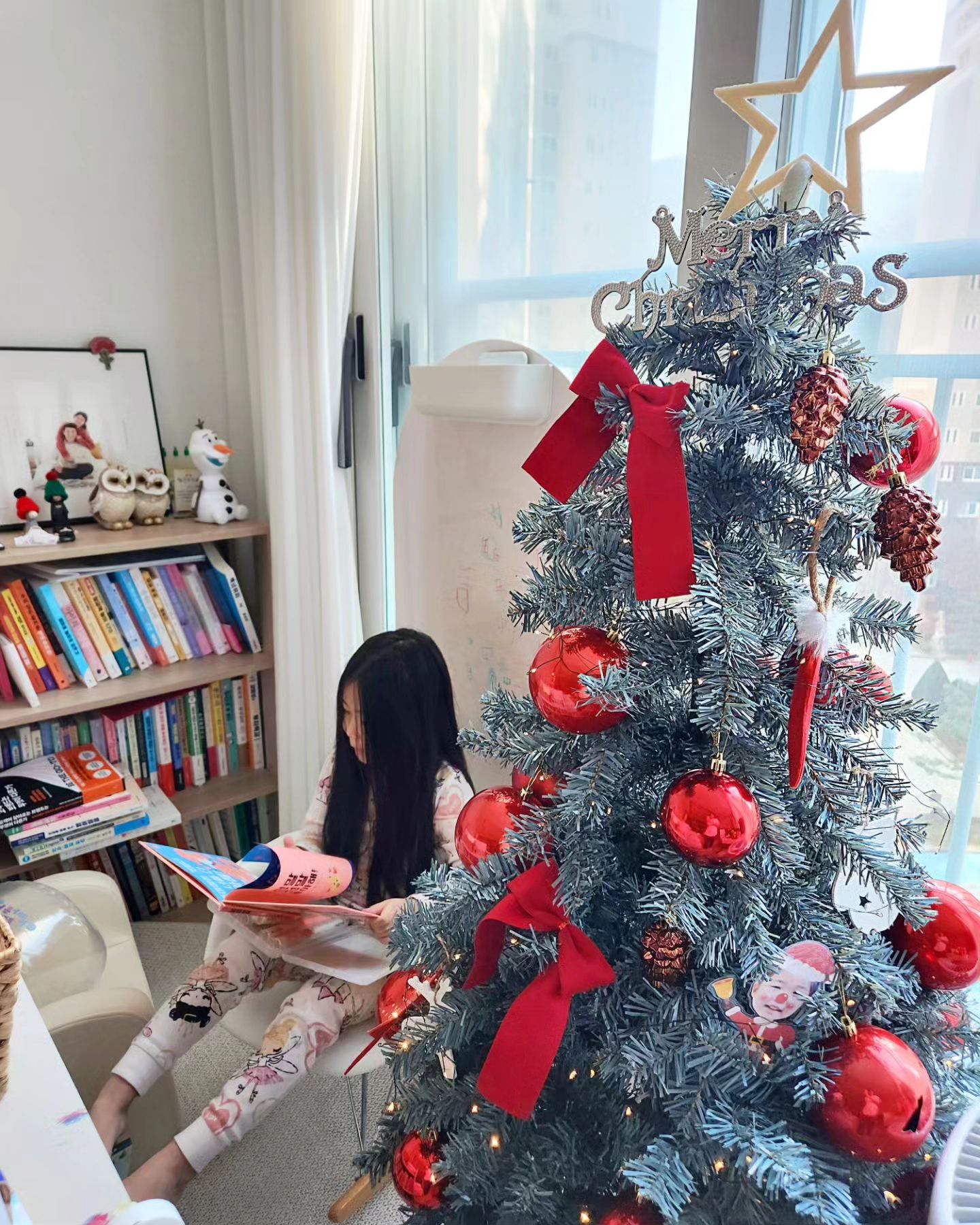 희재쓰 자는 틈을 타
옐공이랑 부지런히 만든 트리🎄
 
이따 아빠가 오면 예뻐서 깜짝 놀라겠다!
며 좋아하는 옐공이가 넘 귀욥다❣️❣️❣️
 
작년에 다니던 어린이집에서 옐공 얼굴로
산타 그려 코팅해주신게 같이 보관되어 있었는지
발견하곤 나 어릴때네? 하고 추억에 잠긴 옐공😂

쇼파 구조 바꿔서 옐공존 만들어 놨더니
트리 둘데가 마땅치 않네ㅋㅋ
 
 
 
#5번째크리스마스 #merrychristmas #christmastree
#미리크리스마스 #크리스마스트리 #메리크리스마스