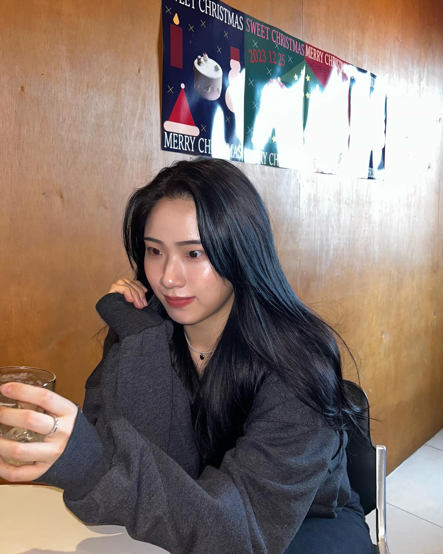 이제 이 옷은 내꺼다🤭
.
.
.
.
.
.
.
.
.
.
.

.
.
#행궁동 #행궁동카페 #카페 #아늑감 #에그타르트 #맛집 #jmt #❤️ 
#후드티 #netheworld #뺏어입기 #잘어울림 #완전 #내꺼 #💛 
#비즈목걸이 #하트 #맘에들어 #예쁘다 #사진 #왕창 #찍기 #💚 
#사진스타그램 #옷 #패션피플 #니옷내옷 #사진계정 #멋쟁이 #💙