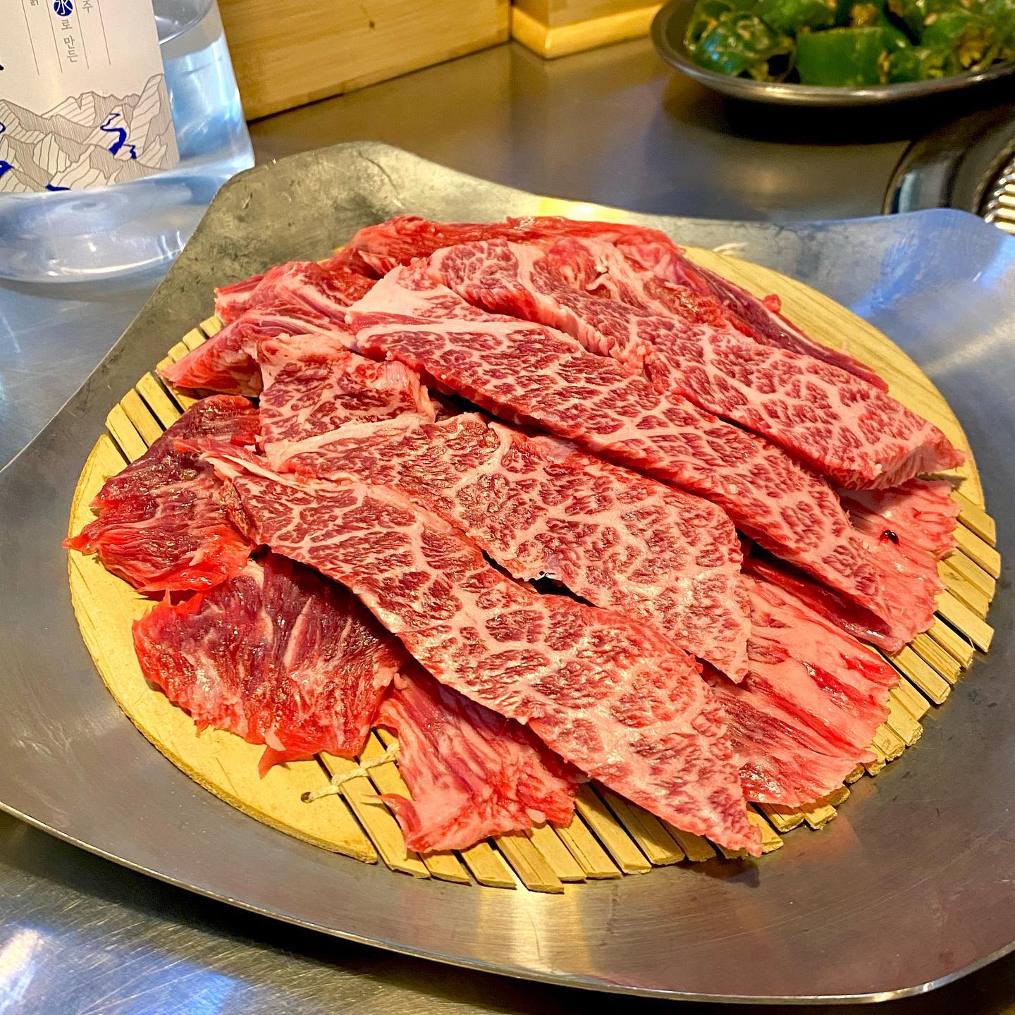 #칠프로칠백식당 신사본점
 
가성비 가심비 다 잡은 고퀄 한우 맛집
 
칠백한우모듬 150g 34,000
한우육사시미 200g 32,000
장아찌국수 6,000
곤드레밥 2,000
칠백된장찌개 3,000
 
한우모듬은 살치살+늑간살+덧살(특수부위) 구성
살치살은 증말 살살 녹는다.
연탄불에 구워 육즙 가득 잘 구울 수 있음🔥
 
장아찌국수는 새콤짭짤해서 취향저격
된장찌개에는 역시 밥까지 말아줘야 국룰
 
#도순이의맛집
#도순이의맛집_신사 
#신사역맛집 #신사동고기집