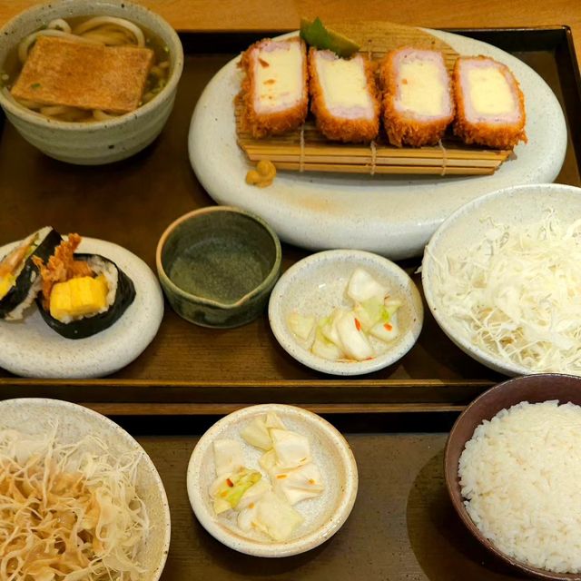 @lee._.minhh on Instagram: "#협찬 용산 아이파크몰 돈까스 맛집 #카츠8 냠냠🍽🍽 시그니처메뉴를 시키면 다양한 메뉴를 맛볼 수 있어서 좋았고, 깔끔한 인테리어가 인상 깊었던 카츠8〰️ 다음에