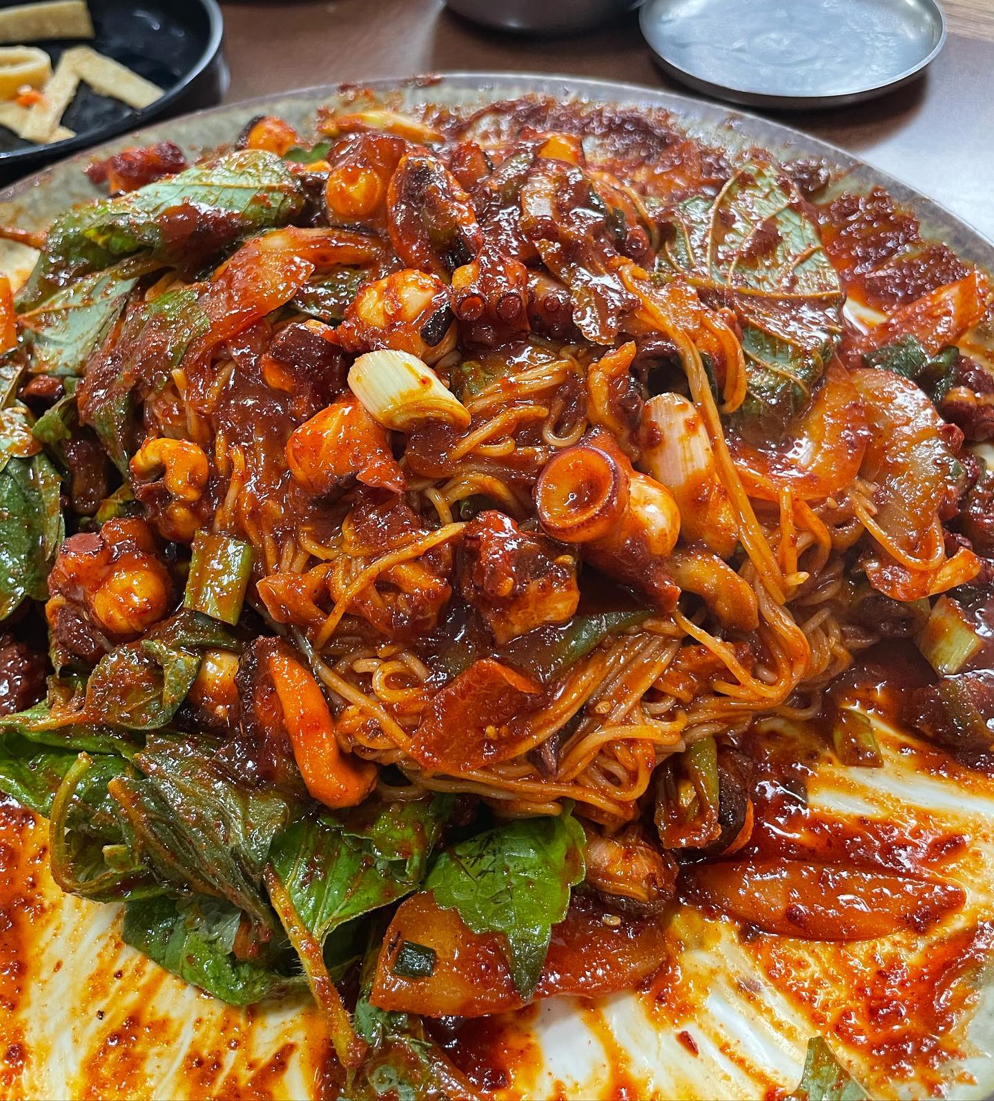 #제주도 #소금바치순이네 #돌문어볶음

가성비 좋은 제주도 로컬 돌문어맛집 🐙
종달리 근처 바다 앞에 위치한 오션뷰 식당저녁먹기 이른 시간이였음에도 사람이 북적거렸다. 알고보니 유명한 맛집이라서 시간대를 잘 못 잡으면 웨이팅을 꽤나 해야한다고 한다.

기본찬들도 깔끔하고 소면 넣고 슥슥 비비고, 하얀 밥에 양념올랴서 슥슥 비비고 👍🏻
절로 쏘맥이 땡기는 맛이였슴돠 ㅋㅋㅋ❤️
제주도는 정말 맛없는 음식 찾는게 더 쉬울거같아아아아 

📌 돌문어볶음 (대) ₩ 40000원

#제주도맛집 #제주맛집 #구좌읍맛집 #종달리맛집 #구좌맛집 #제주맛집추천 #구좌맛집추천 #애월맛집 #애월맛집추천 #제주맛집추천 #제주도맛집추천