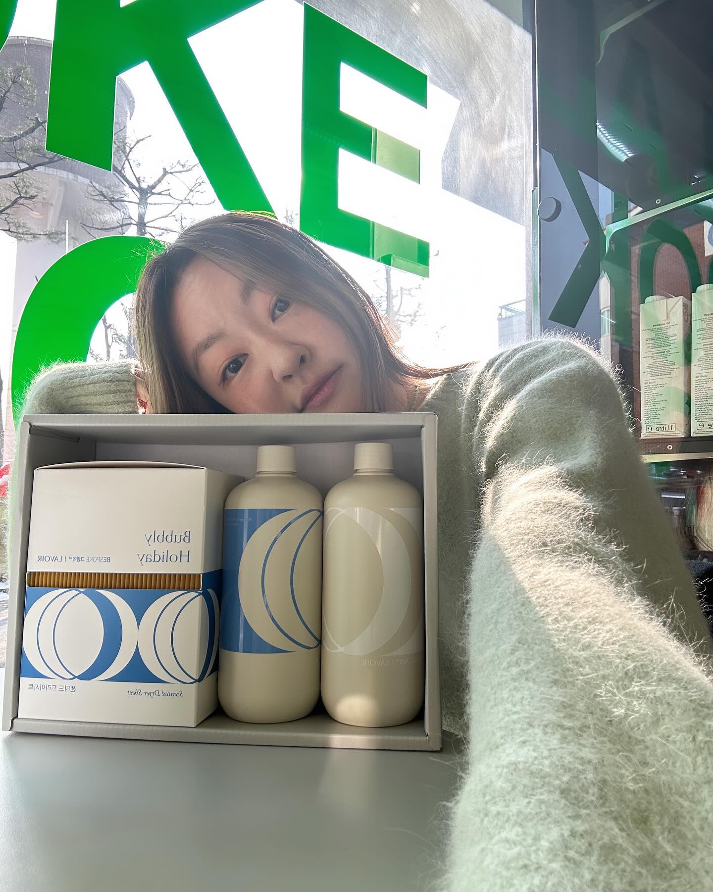 🧴Bo market에서 만나볼 수 있는 <버블리 홀리데이(삼성 그랑데 비스포크 AI & 라브아 콜라보)>🫧
1월 11일까지 시향도 하고 구매도 할 수 있으니 고고! 또 사진을 업로드하기만 해도 보마켓 아메리카노 한잔 무료 쿠폰증정해줘서 오늘 모닝커피 호로록 하고 왔어용🩵

삼성이랑 이번에 콜라보한 제품들은 세트로 구매가 가능한데

48000원 - 세제(무향), 가이악 섬유유연제, 가이악 건조기시트 세트 + 세탁망까지~~
이었어요! 구성도 굿🩵 환경에도 굿🩵

#광고 #라브아 #lavoir #비건섬유유연제 #비건뷰티 #비스포크그랑데ai #버블리홀리데이전시인증이벤트 #BUBBLYHOLIDAY #삼성전자이벤트