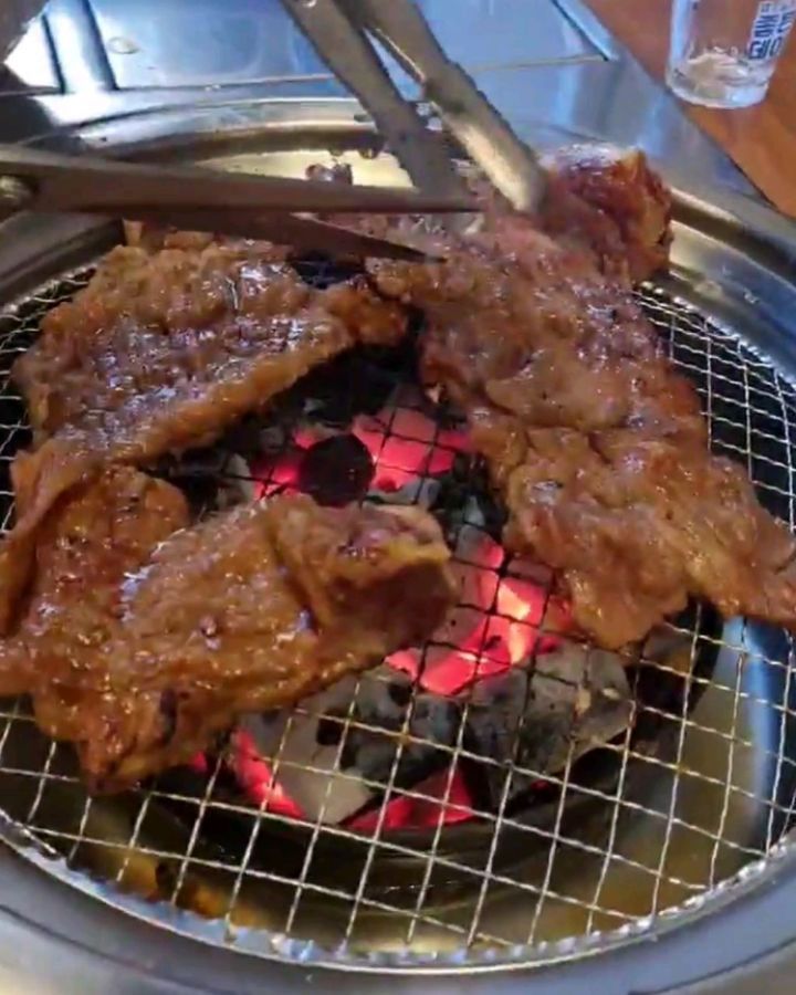 #협찬

이동갈비&수제돼지갈비 전문점
'백년수갈비 본점' 에 다녀왔습니다.

🏠 울산 남구 월평로244
⏰️ 11:00 - 22:30 (월요일은 17시부터)
21:00 라스트오더 / 15:00 - 17:00 브레이크타임
☎️ 0507-1424-3570

📝김씨네 주문메뉴
- 한돈돼지갈비200g 10인분
- 맛보기해장국

✔️[대표메뉴]
- 수제 돼지왕갈비 300g ₩14,000
- 수제 소이동갈비 125g ₩11,500
- 한돈 돼지갈비 200g ₩10,000
- 맛보기해장국 ₩13,000

❤️ 질좋은 한돈고기를 이가격에? 소주도 3천원이여서 더 놀란 가성비 갑 맛집
 
🧡 5만원 이상 드시면 갈비 1인분 쿠폰 증정 행사중이에요! 재방문 무조건 필수 메모메모📝
+ 영수증 리뷰 하시면 서비스품목 무료✨️

💛 달지않고 육즙이 가득해서 성인 아이 할것없이 모두 좋아하는맛!

💚 단체석(룸)도 완비되어있어 회식이나 모임장소로 완전 딱!

🩵 깔끔한 셀프바에서 반찬 리필가능! 나오는 찬들이 다 맛있음 ㅠㅠㅠ

💙 된장도 맛있지만 맛보기 해장국 주문 꼭하세요! 감자탕 양으로 나옵니다 해장까지 하고가는 느낌💫

💜 매장 뒷쪽에 주차공간 있습니다🚘🚙

#울산맛집 #울산남구맛집 #울산삼산갈비맛집 #울산갈비맛집 #울산소고기맛집 #울산해장국맛집 #울산남구식당 #울산가볼만한곳 #울산여행 #울산데이트코스 #울산핫플

이글은 리뷰노트를 통하여 본 업체에서 제품 또는 서비스를 제공받아 작성된 글 입니다.