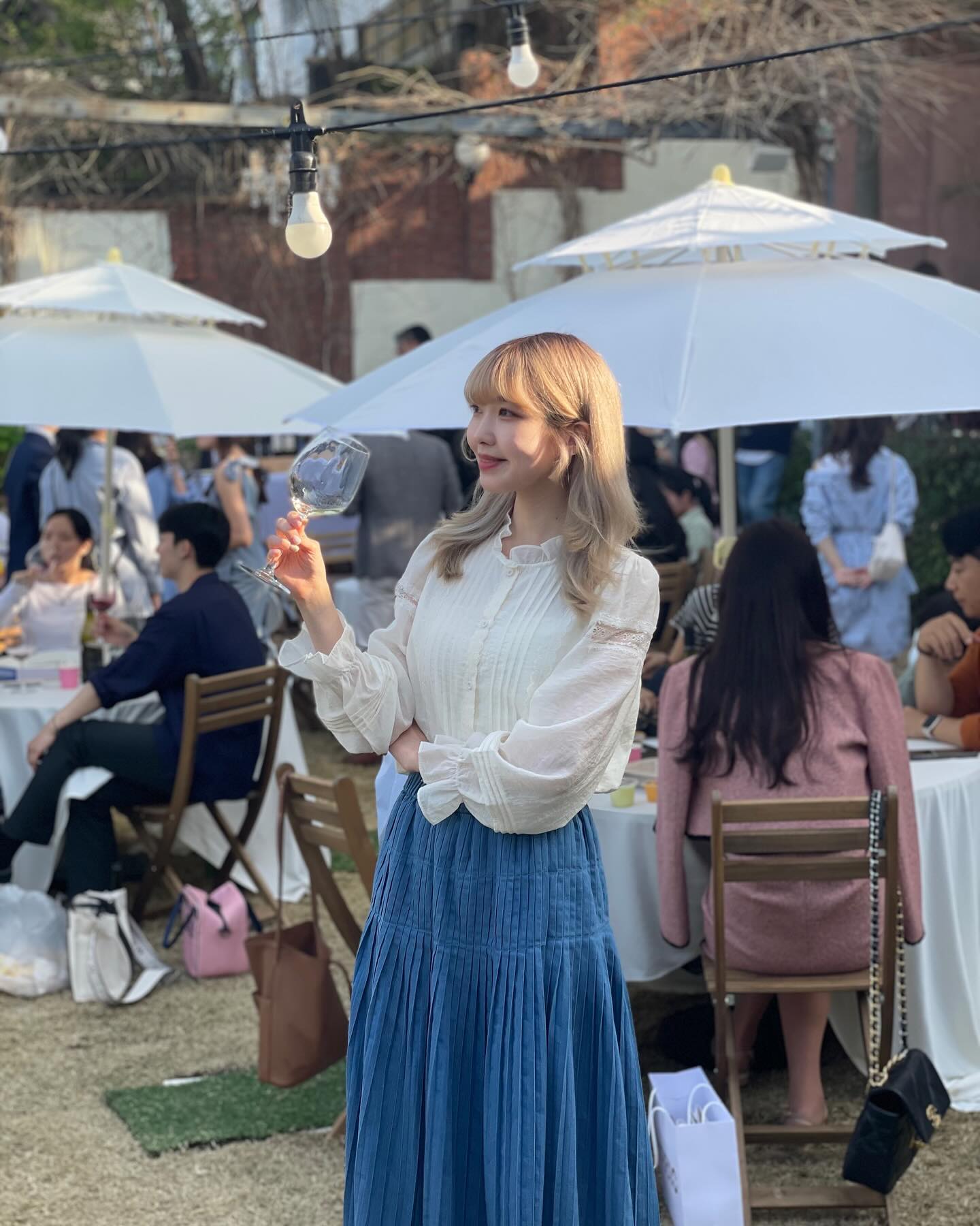 #보틀테라스 ( bottle_terrace )

햇살이 따사롭게 반짝반짝 빛나던 지난 주말!
너무나 예쁜 성북동의 보틀테라스에서
향기로운 팝업이 열렸어요🌼

바로바로! 향의 대표주자
와인 & 향수 팝업이에요 👏🏻

예쁜 가든과 테라스가 있는
와인 복합 문화공간 보틀테라스는?
파티, 프러포즈, 하우스 웨딩 등!
예쁜 이벤트를 즐기기에 굉장히 좋은 공간이에요✨

보틀테라스의 가든과 테라스에서
맛도리 와인들과 향기로운 향수 팝업!

특히 시중에서 흔히 볼 수 없는 와인들을 맛볼 수 있었고!
호불호 없는 예쁜 향을 가진 두 향수 브랜드의 제품
시향 및 향수 만들기 체험도 할 수 있었답니다!

그리고..! 와인은 팝업에서 바틀을 구매하여
보틀테라스의 예쁜 공간에서 바로 마실 수 있었어요🥂

마치 외국의 야외 파티의 한 장면 같았던 보틀테라스🎉
다음에 또 보틀테라스 팝업이 있다면 놓치지 않을거에욤✨

redkite_friends 
hausvino 
domaineburghartspettel 
heyyousmellnice_official 
eclat_reve 

👣서울특별시 성북구 성북로23길 3 2층
✔보틀테라스는 예약제로 운영되어요
(캐치테이블과 네이버예약 필수🙏🏻)

#성북동와인 #성북동파티룸 #삼청동와인 #성북동테라스 #성북동분위기좋은곳 #레드카이트 #하어스와인 #부갓스페텔 #에끌라레브 #헤이유스멜나이스 #향수추천 #와인추천