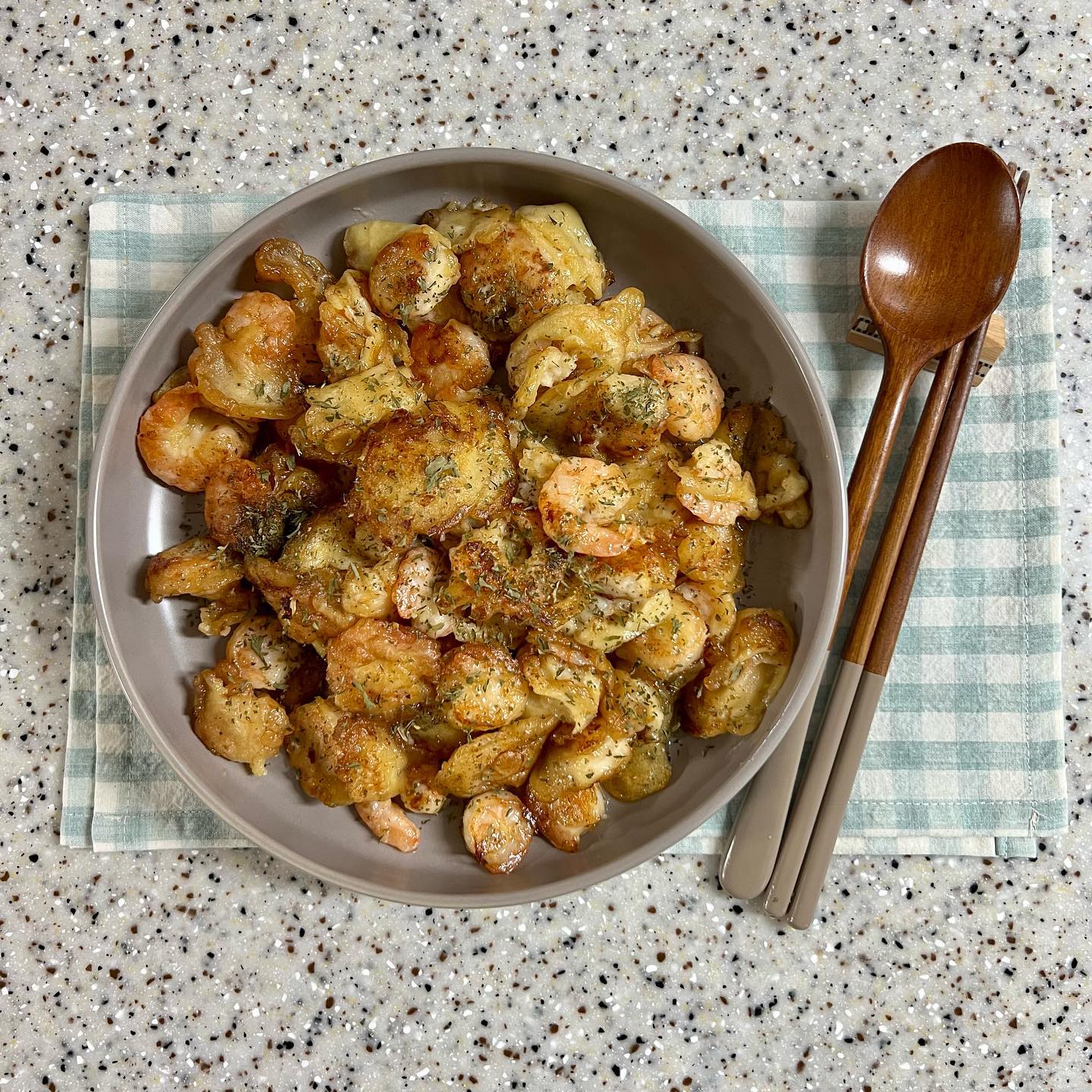 집에서 만들어 먹는 새우튀김👩🏻‍🍳🍤
수제 레몬 크림소스랑 너무 잘 어울려요!
너무너무 맛있게 먹었쟈나요’◡‘ 

📌레몬크림새우 레시피
☑️냉동 새우 먼저 물에 담가서 해동시켜주고
☑️해동 된 새우 후추 소금으로 밑간 해주고
☑️설탕, 마요네즈, 레몬즙 넣어서 소스 만들어주고
☑️튀김가루,물 잘 섞어서 튀김 반죽 준비하고
☑️새우에 튀김 반죽 묻혀서 기름에 잘 튀겨주고
☑️튀긴 새우를 만든 레몬크림소스에 
버무려 주면 완성 ’◡‘ ෆ