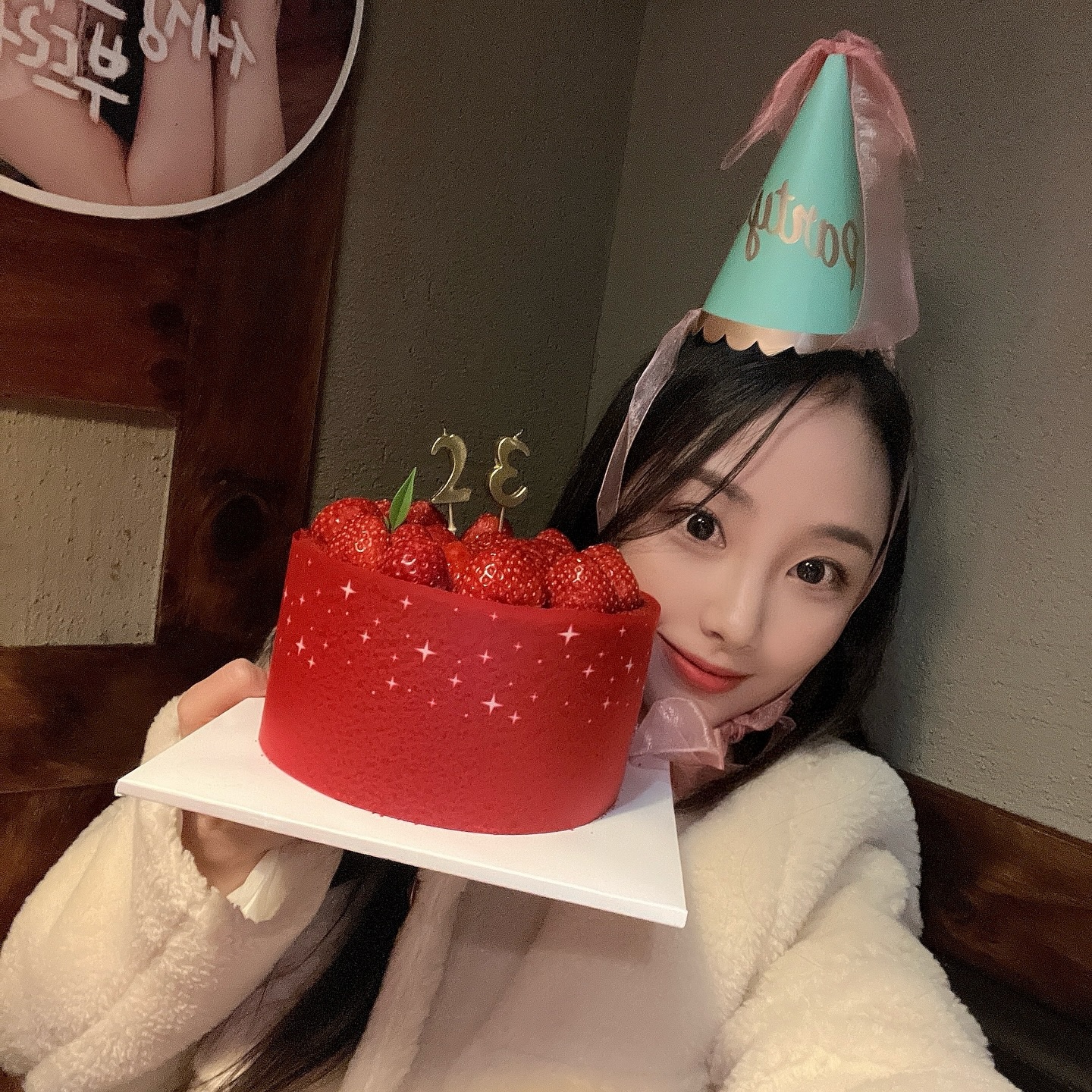 🎂 2024년 행복했던 1월 3일 🎂갑자기 급한 일 때문에 비록 계획했던 글램핑도 취소하고 구름이랑 가족사진도 못 찍어서 속상했지만 내 옆에서 함께한 대령이 때문에 든든했고 급하게 늦은 밤에 축하해 준다고 모여준 친구들도 너무 고맙고 가게 다 닫은 시간에 이쁜 케이크 사서 달려와준 우리 심통이 부부한테 감동 😭 그리고 우리 가족들 지인들에게 축하받아서 감사했던 하루 ❤️
 #hbd #happybirthday