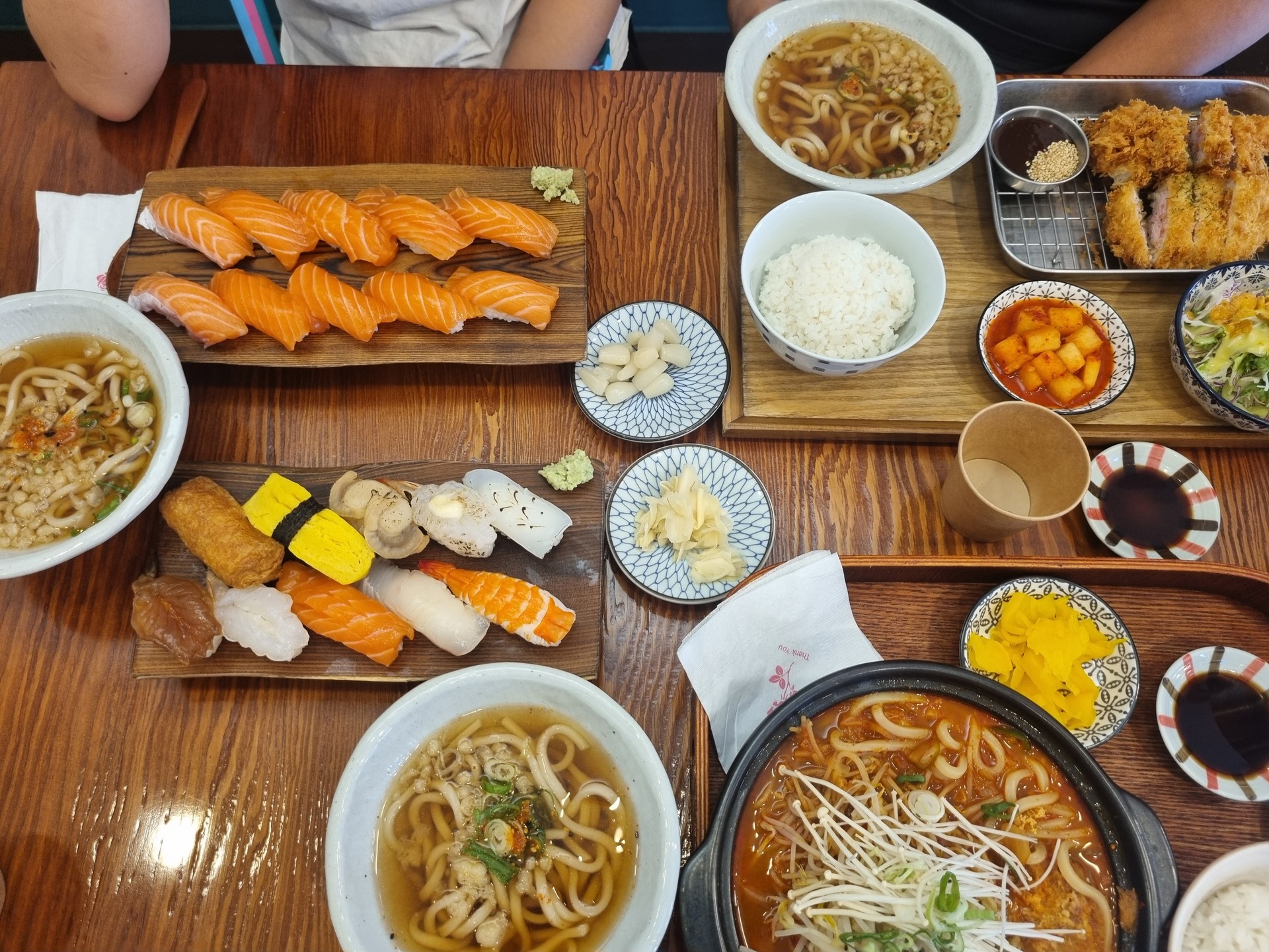 우리 혀니 방학 마지막 만찬~^^
연어초밥 먹고싶다는 말에 외식하러 간 왓쇼이 복현점~!

지난번 방문했을때 좋은 기억이 있어서
가족들과 다시 오고 싶었던곳~!
연어초밥 찐으로 맛있는 대구초밥맛집
김치나베돈카츠도 추천받았었는데 드뎌 먹어봄~^^
가격도 착한데 푸짐하고 맛있고...주차까지 편해서 자주올듯~^^

맛있는거 먹었으니 2학기도 홧팅하자~!!!

🍣 왓쇼이 복현점
대구 북구 복현로 7
☎ 053-939-0060
영업시간 11:00 ~ 21:00

#대구초밥맛집 #대구북구맛집 #팔공산맛집 #경북대맛집 #영진전문대맛집 #왓쇼이