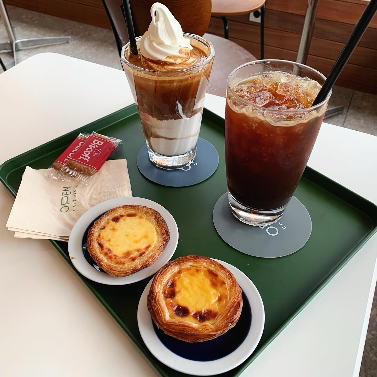 ⠀⠀⠀⠀⠀⠀⠀⠀⠀⠀⠀⠀ ⠀⠀⠀⠀⠀⠀⠀⠀⠀⠀⠀⠀ ⠀⠀⠀⠀⠀⠀⠀
통영여행에서 만난 마음에 드는 카페
⠀⠀⠀⠀⠀⠀⠀⠀⠀⠀⠀⠀ ⠀⠀⠀⠀⠀⠀⠀⠀⠀⠀⠀⠀ ⠀⠀⠀⠀⠀⠀⠀
🍀 카페 오픈(CAFE OPPEN) 🍀
⠀⠀⠀⠀⠀⠀⠀⠀⠀⠀⠀⠀ ⠀⠀⠀⠀⠀⠀⠀⠀⠀⠀⠀⠀ ⠀⠀⠀⠀⠀⠀⠀
📌 주소 - 경남 통영시 남망공원길3 1층
📌 영업시간 - 09:00 ~ 21:30 (라스트오더 21:00)
⠀⠀⠀⠀⠀⠀⠀⠀⠀⠀⠀⠀ ⠀⠀⠀⠀⠀⠀⠀⠀⠀⠀⠀⠀ ⠀⠀⠀⠀⠀⠀⠀
디피랑 올라다는 입구쪽 코너에 위치해 있고
앞에는 강구안이 있는 뷰맛집 카페입니다.
⠀⠀⠀⠀⠀⠀⠀⠀⠀⠀⠀⠀ ⠀⠀⠀⠀⠀⠀⠀⠀⠀⠀⠀⠀ ⠀⠀⠀⠀⠀⠀⠀

♦️ 아이스아메리카노, 아이스크림라떼
♦️ 크림치즈 에그타르트, 클래식 에그타르트
⠀⠀⠀⠀⠀⠀⠀⠀⠀⠀⠀⠀ ⠀⠀⠀⠀⠀⠀⠀⠀⠀⠀⠀⠀ ⠀⠀⠀⠀⠀⠀⠀
✔️ 아이스아메리카노 -  산미없고 묵직한듯 고소한맛이 일품
⠀⠀ ⠀⠀⠀⠀⠀⠀⠀⠀⠀⠀ ⠀⠀⠀⠀⠀⠀⠀⠀⠀⠀⠀ ⠀⠀⠀⠀⠀⠀⠀

✔️ 아이스크림라떼 - 상하목장우유로 만든  아이스크림을 사용
정말 부드럽고 고소하고 자꾸 먹고싶게 만드는 맛이였어요.
지금까지 먹어본 아이스크림라떼중에 1등입니다.
방문하시면 무조건 드세요!!
⠀⠀⠀⠀⠀⠀⠀⠀⠀⠀⠀⠀ ⠀⠀⠀⠀⠀⠀⠀⠀⠀⠀⠀⠀ ⠀⠀⠀⠀⠀⠀⠀
✔️ 에그타르트 - 평소 말캉한 식감을 싫어해서 젤리조차 안먹는데
넘 말캉하지않고, 과자는 바삭해서 인생 에그타르트였어요.
이정도 식감이면 거부감없이 매일 먹을수 있음.
클래식보다는 크림치즈의 고소함이 더해져 내 스타일❤️ ⠀⠀⠀⠀⠀⠀⠀⠀⠀⠀⠀⠀ ⠀⠀⠀⠀⠀⠀⠀⠀⠀⠀⠀⠀ ⠀⠀⠀⠀⠀⠀⠀
커피가 넘 맛있어서 다음날 또 방문한건 안비밀!!
-
-
-
-
#일상 #소통 #강구안카페 #동피랑카페 #통영카페 #아이스크림라떼 #통영에그타르트맛집 #통영카페추천 #통영데이트 #통영데이트코스 #동호동카페 #동호동카페추천