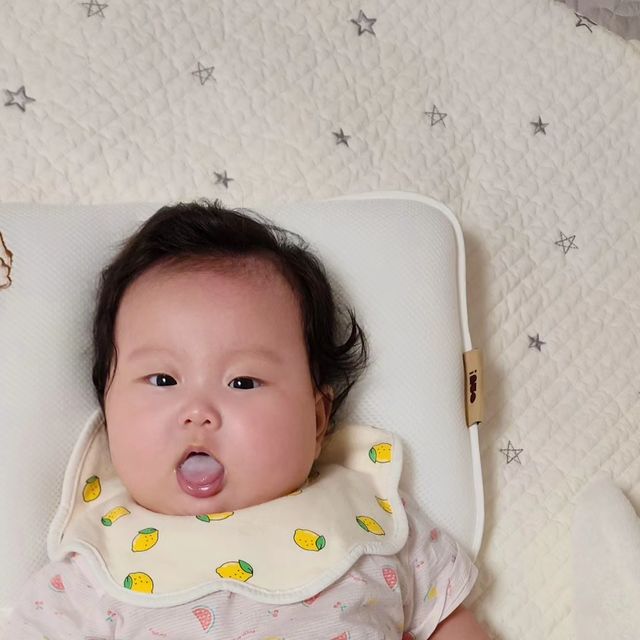 서윤&나윤 육아일상❣️ on Instagram: "#광고 안녕하세요🖐🏻 오늘은 ⊹아이누오 아기베개⊹를 들고 왔어요 우리 둘째 나윤이가 두상이 점점 납작해지고 비대칭이 되어가고 있더라구요,, 친